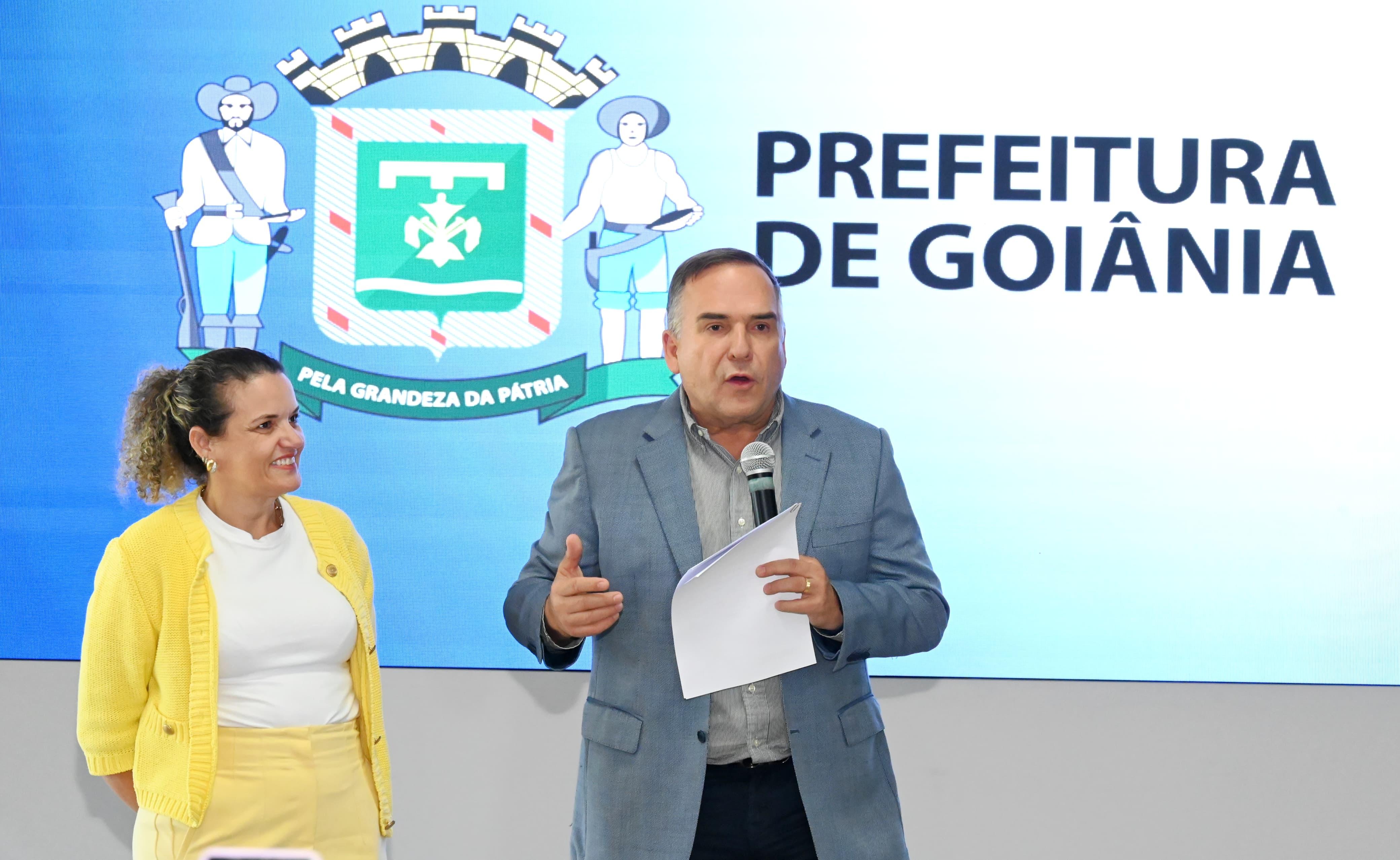 Mabel, ao lado da titular da Educação em Goiânia, Giselle Faria