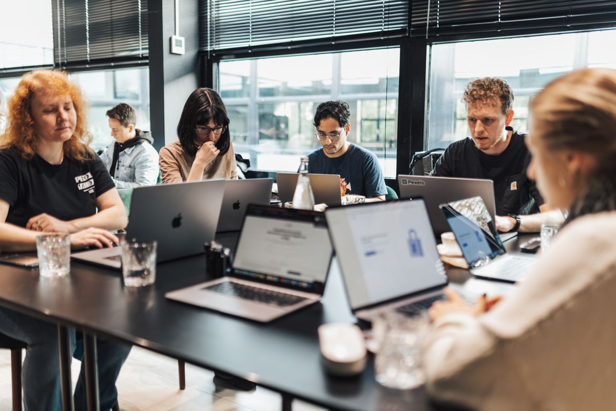 Bärbar dator som visar en analyspanel med diagram och nyckeltal för digital synlighet