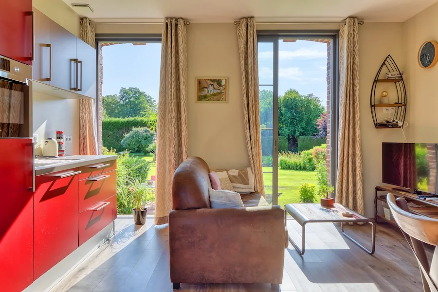 Séjour lumineux avec cuisine équipée du Cottage Veules-les-Roses en Normandie