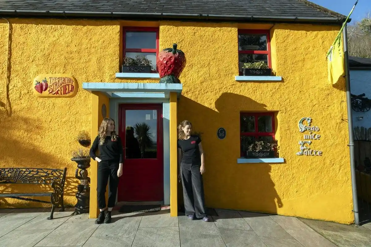Sisters Yosta & Mayra standing infron of the Strawberryfield