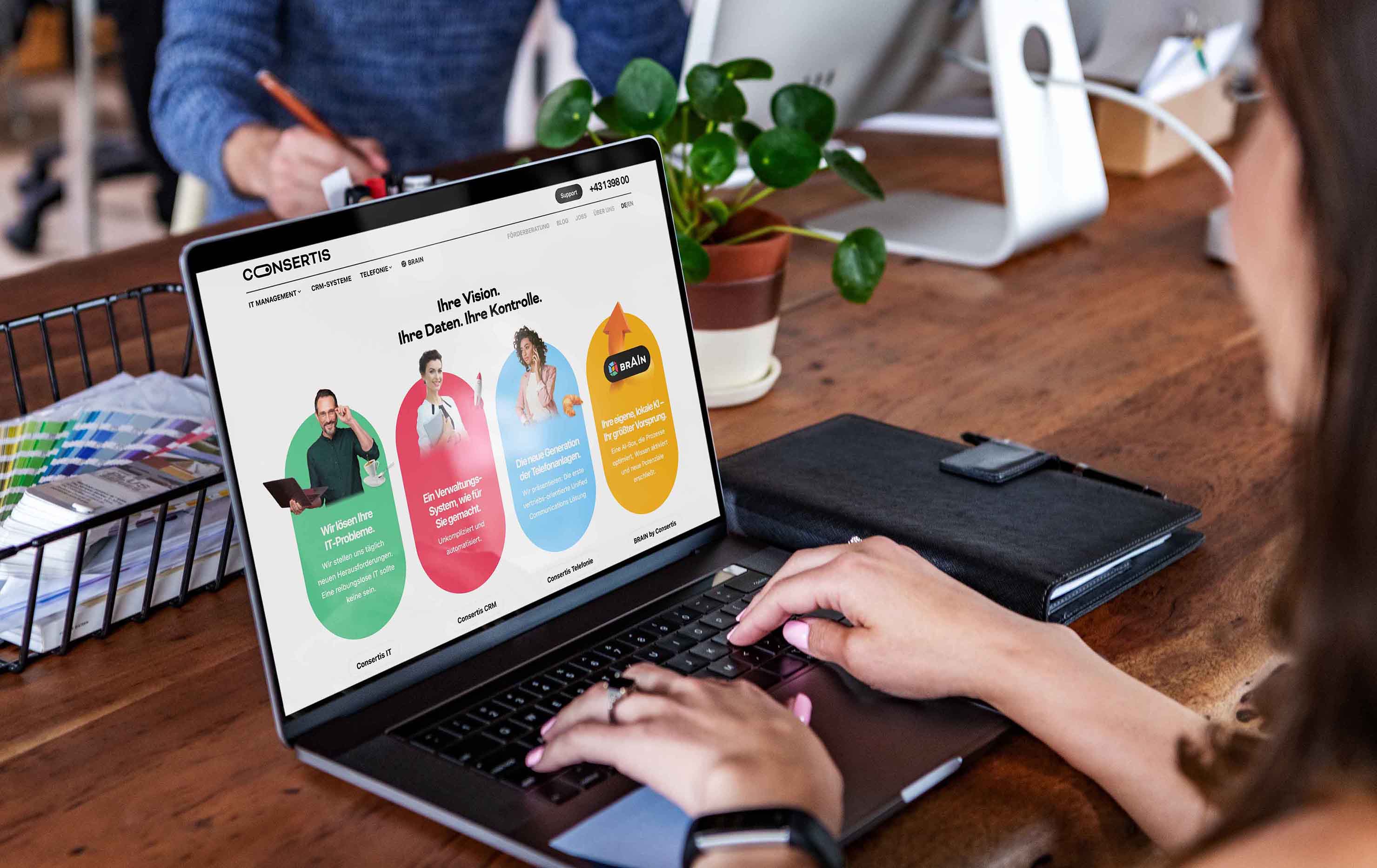 Nutzung der Consertis Website auf Laptop mit Darstellung der Leistungen und BrAIn Integration