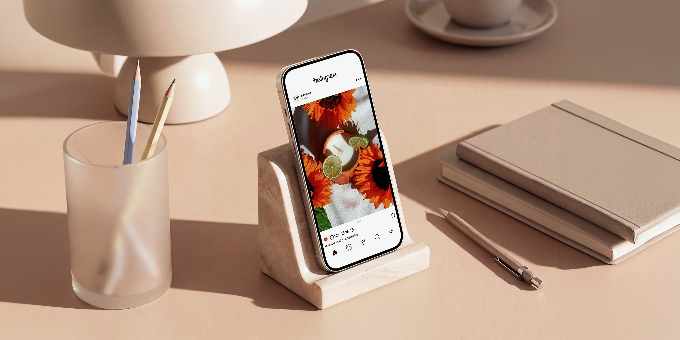 Photo de couverture du projet. Mockup dans un téléphone d'une publication instagram réalisée pour Monko Bougie. Il s'agit d'une photo d’une de ses bougies artisanales, réalisée lors d’un shooting photo.