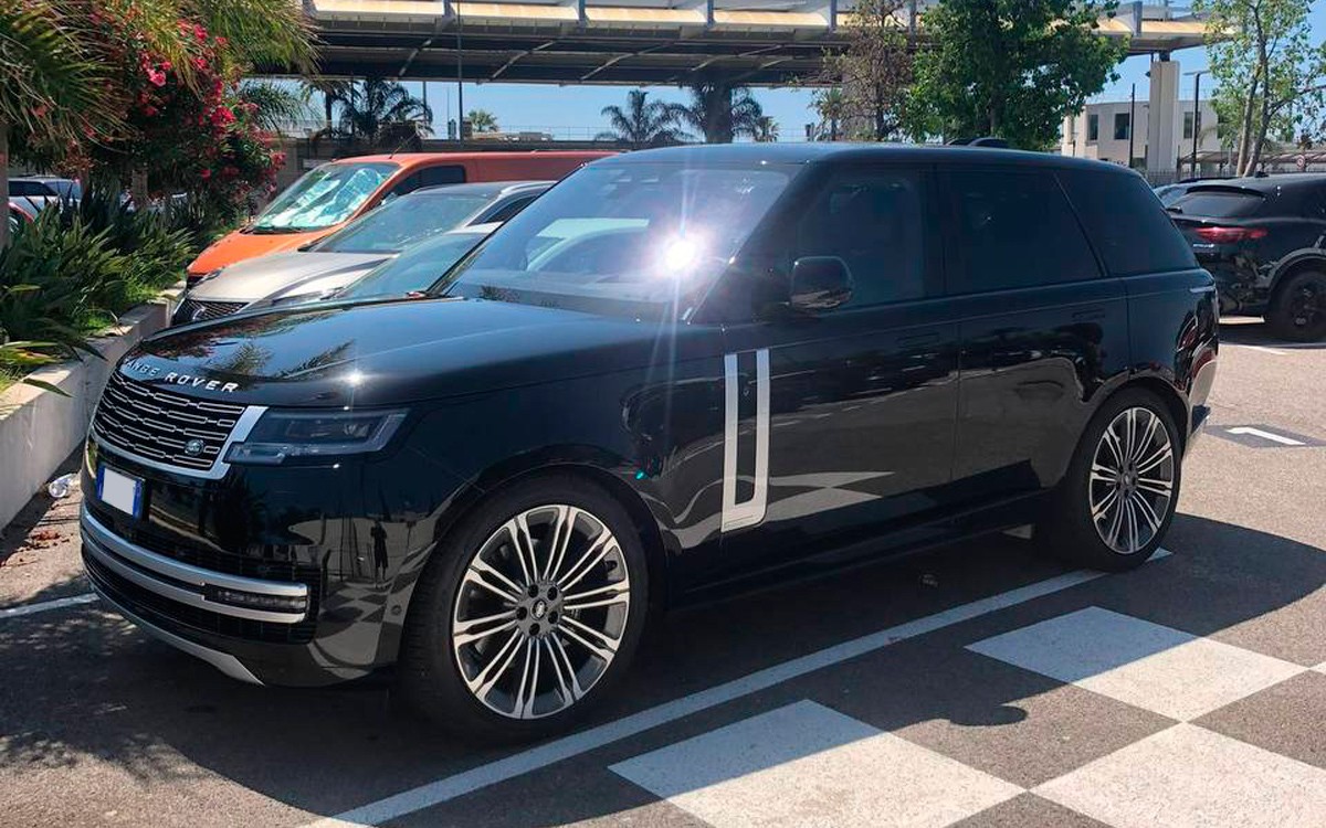 Black Range Rover Vogue 2023