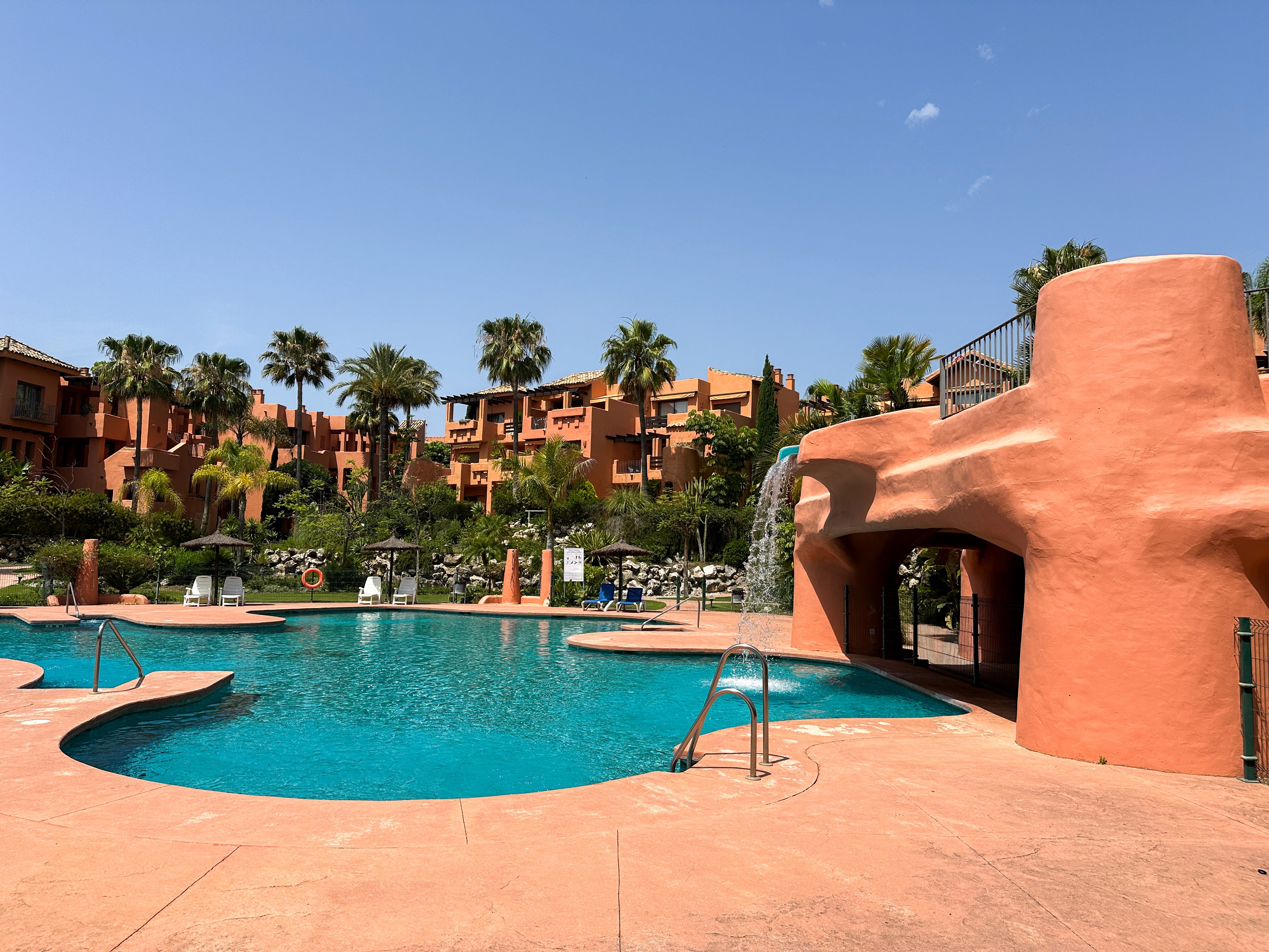 Image of chalet next to mountains