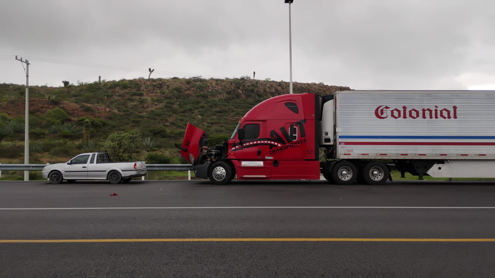 Unidad de avt con mecánico en autopista