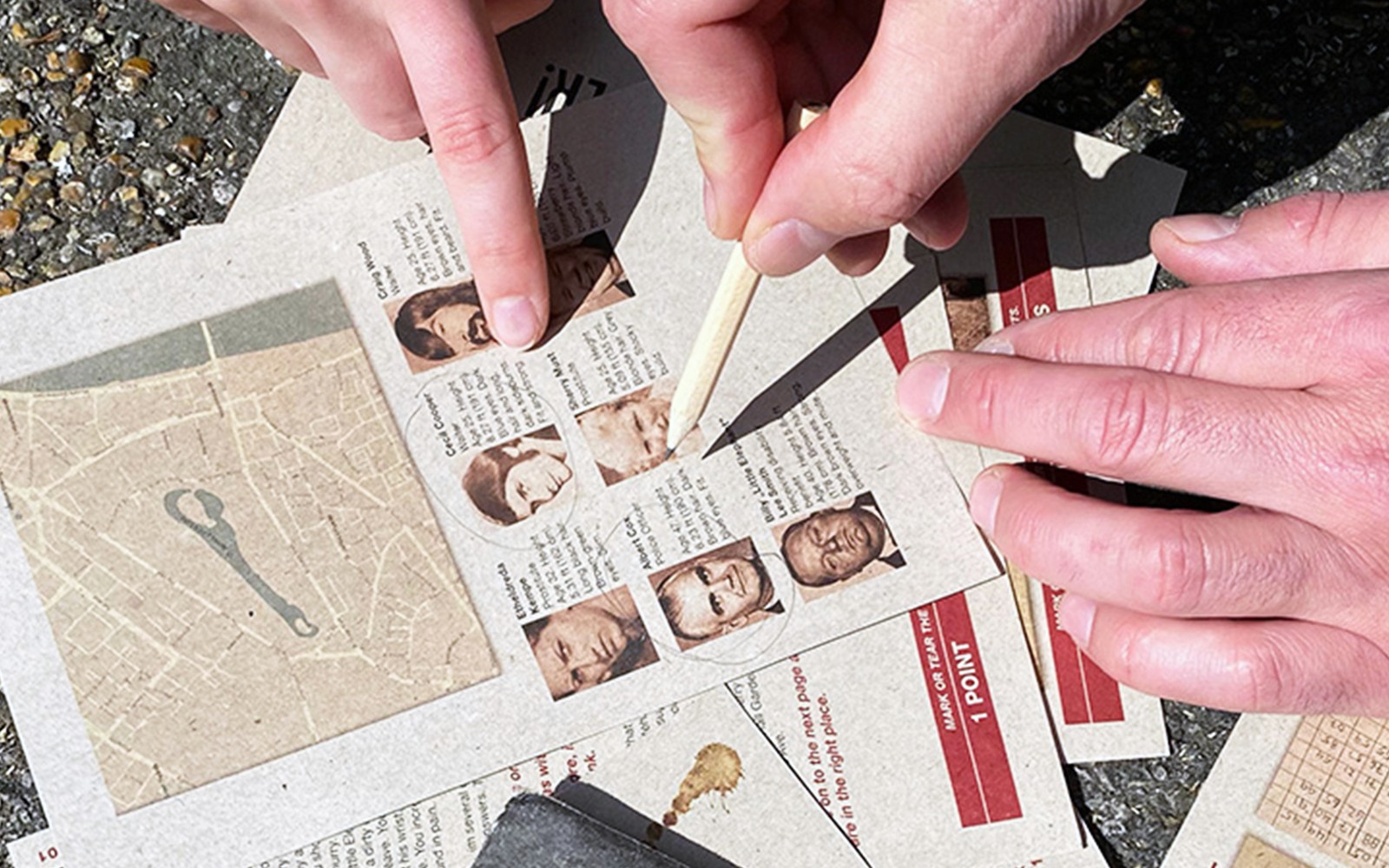 Participants solving clues for Mystery Hunt at Amalienborg Palace.