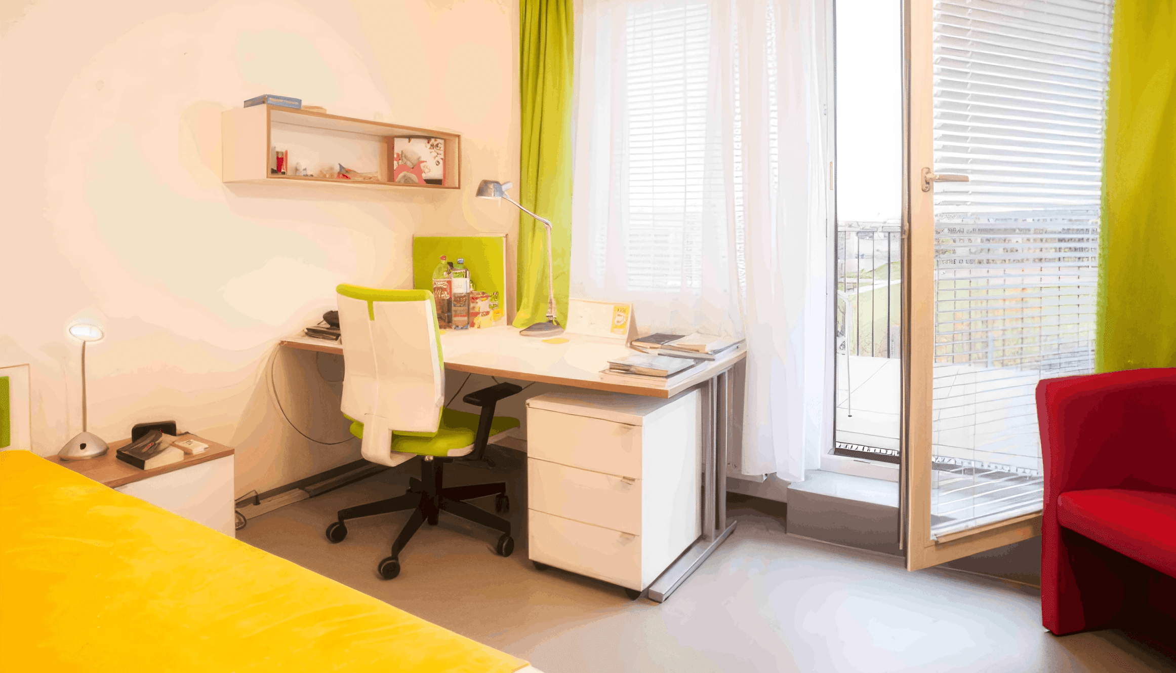 MW Interior - Helles Studentenzimmer mit weißem Schreibtisch, grünem Bürostuhl, Wandregal, gelbem Bett, rotem Sessel und Balkonzugang mit grünen Vorhängen" Beschreibung: Freundlich eingerichtetes Studentenzimmer mit weißem Schreibtisch, grünem ergonomischem Drehstuhl, Wandregal und farbigen Akzenten in Gelb, Rot und Grün – der Balkonzugang bringt zusätzliche Lebensqualität in den kompakten Wohnraum.