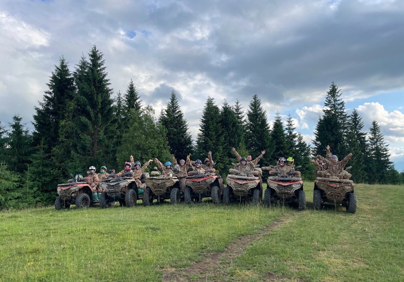 Підйом на гору дитячого табору "ОбходиСвіт"