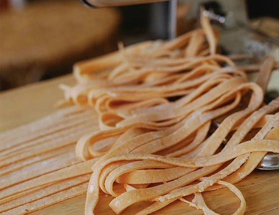 Tagliatelles avec machine à pâtes