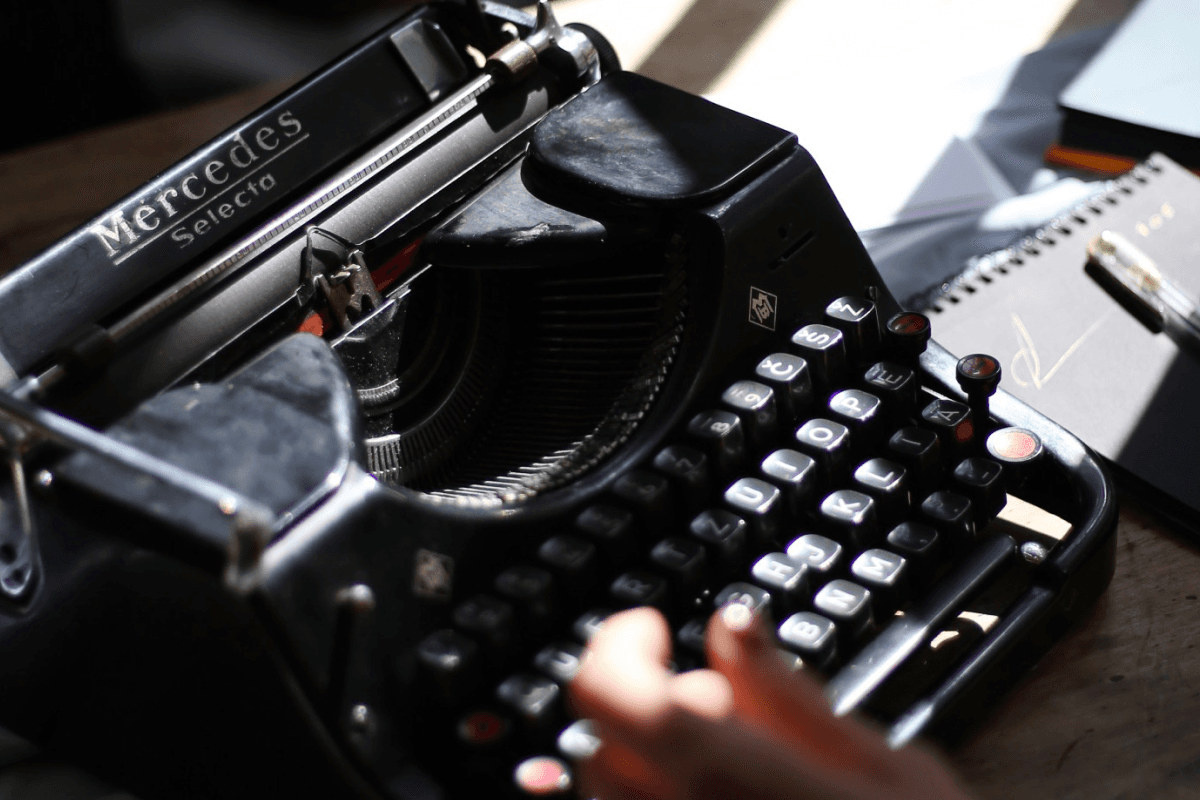 a vintage black typingmachine