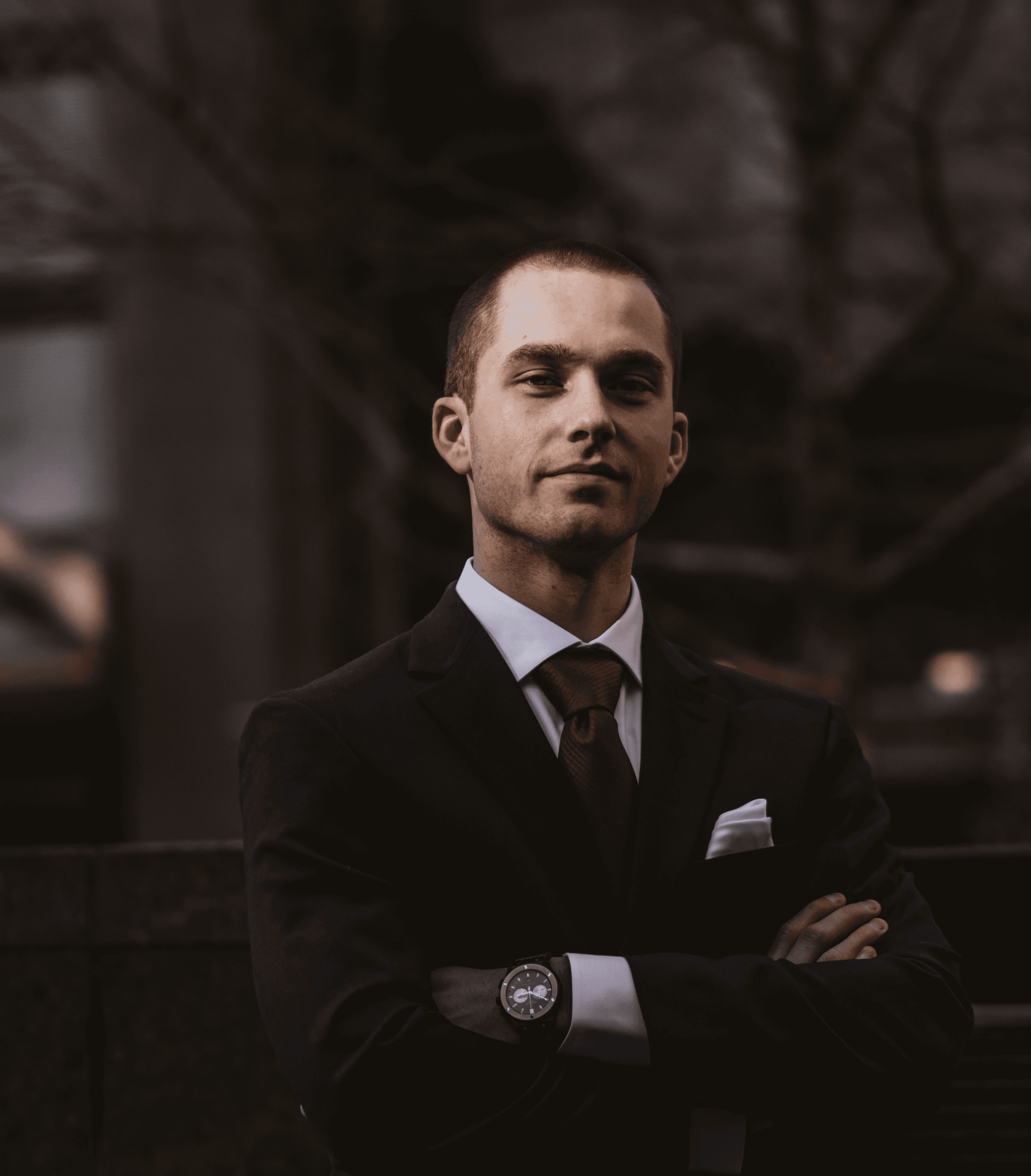 man wearing black notched lapel suit jacket in focus photography