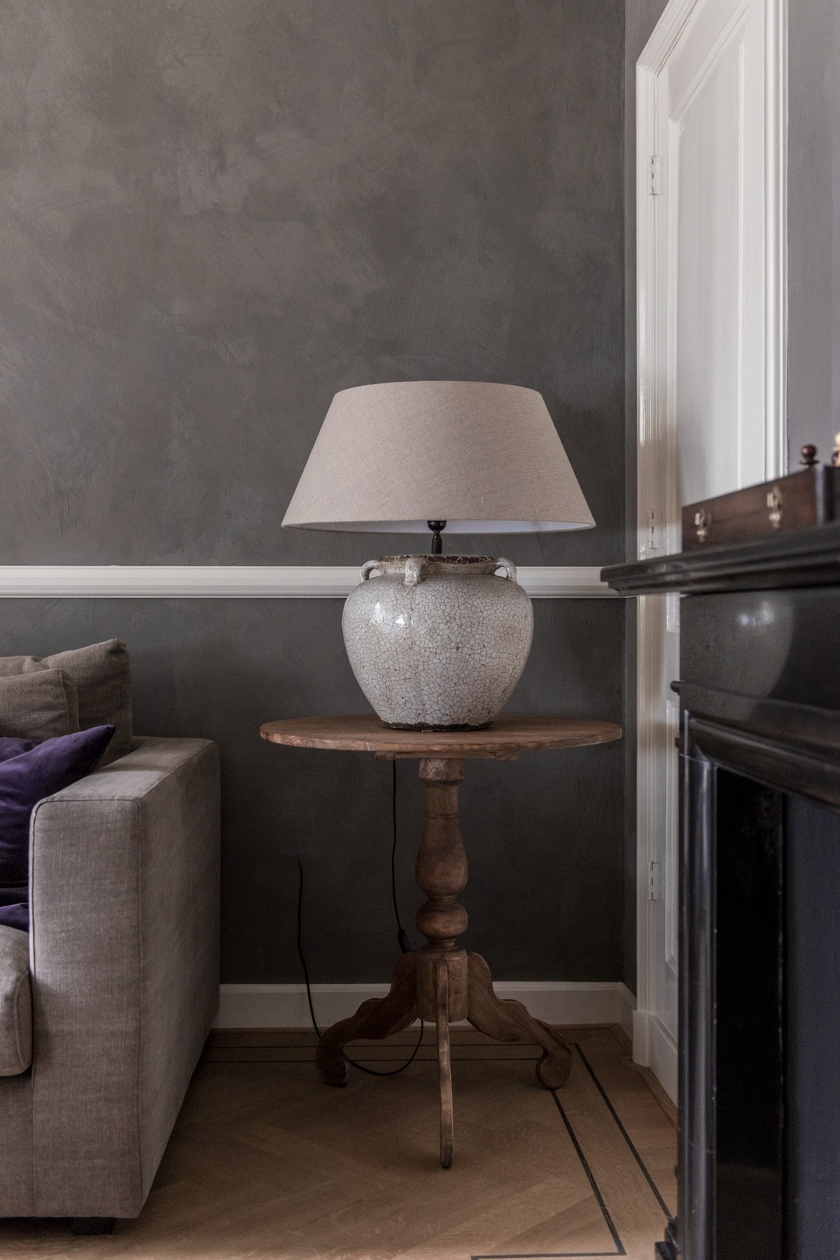 kruiklamp op landelijke tafel