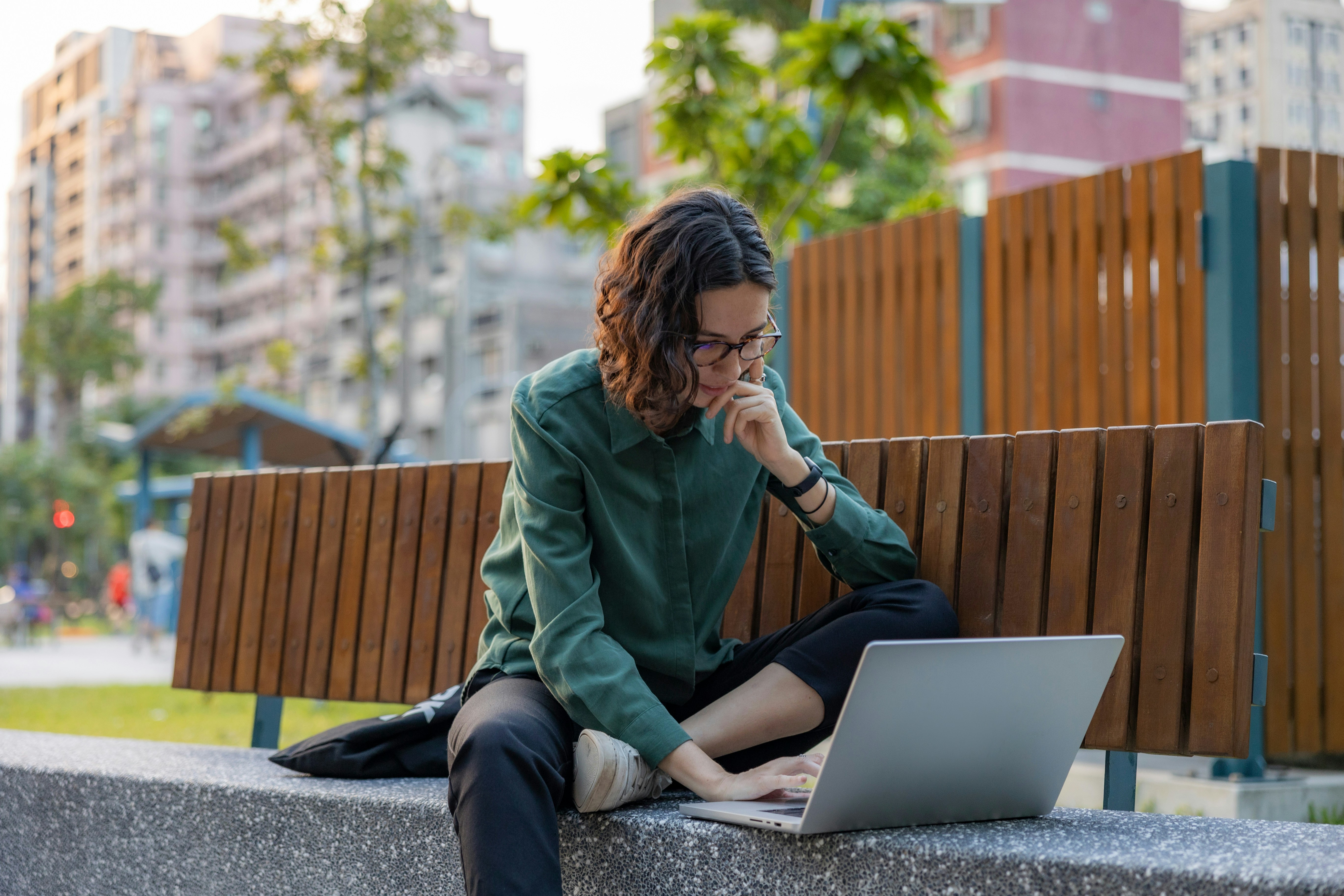 woman with laptop - Good Websites For Research