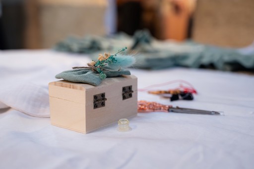 Detaliu cutiuță pentru prima șuviță și accesorii de botez.