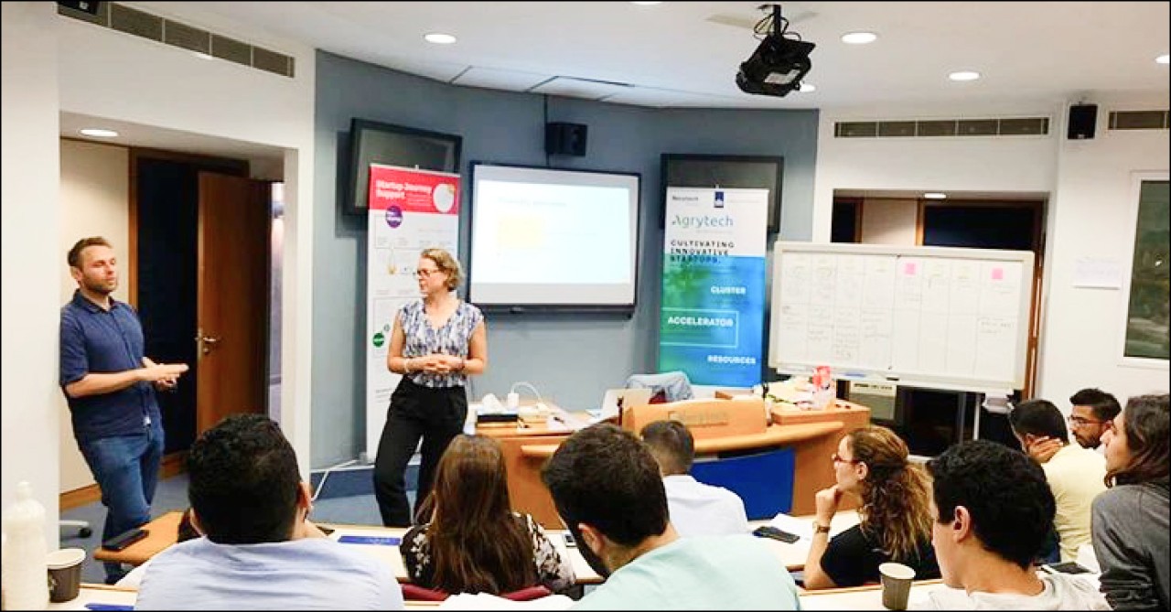 Orange Minds facilitating a workshop to prepare for customer validation interviews and user testing during a Design Sprint in the Middle East 