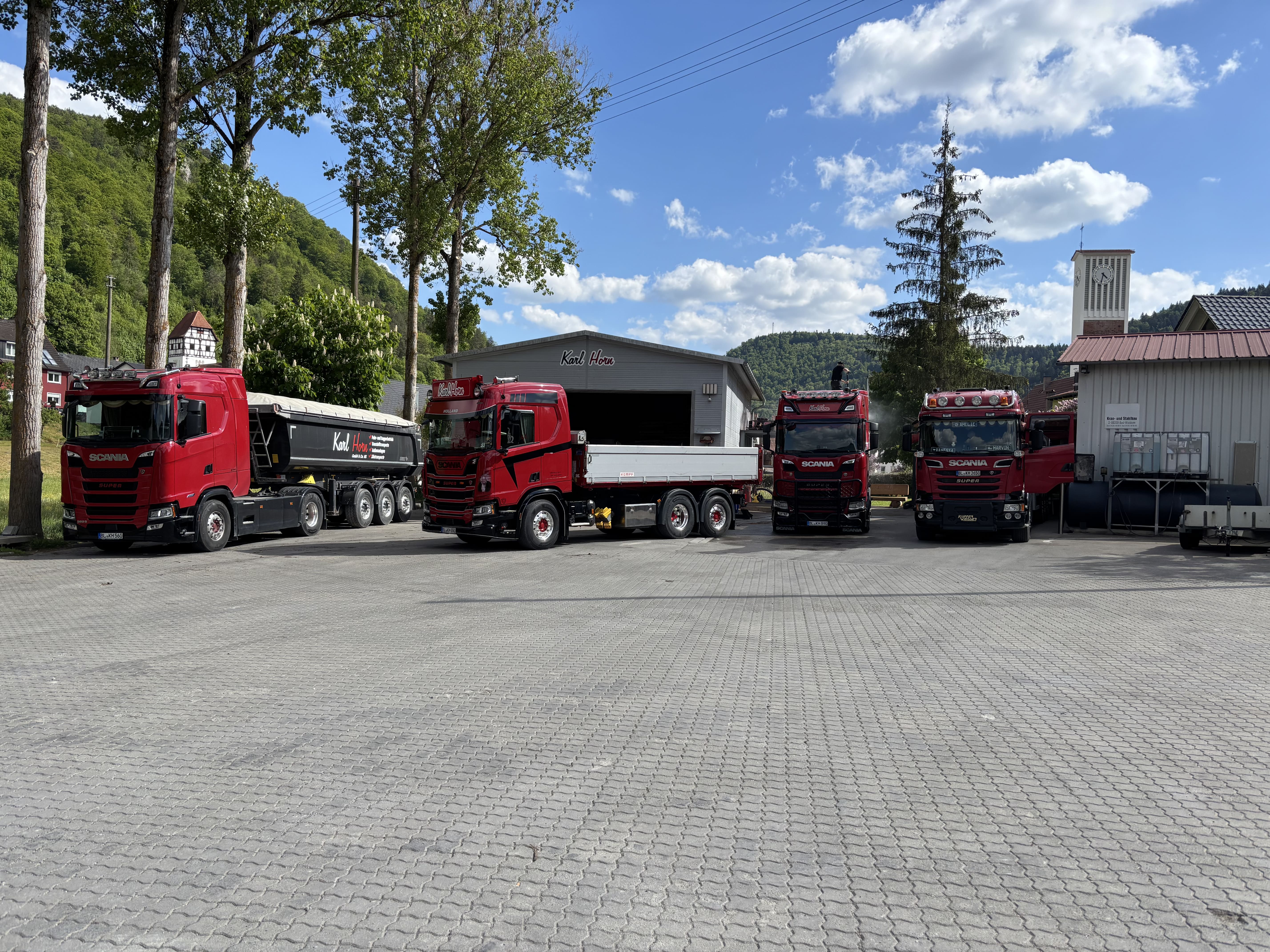 Rote LKWs nebeneinander für Transporte