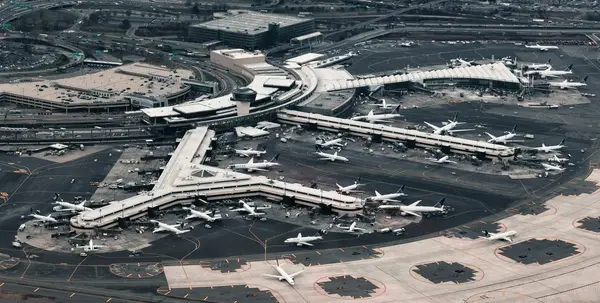 pista dell'aeroporto e aeroplani