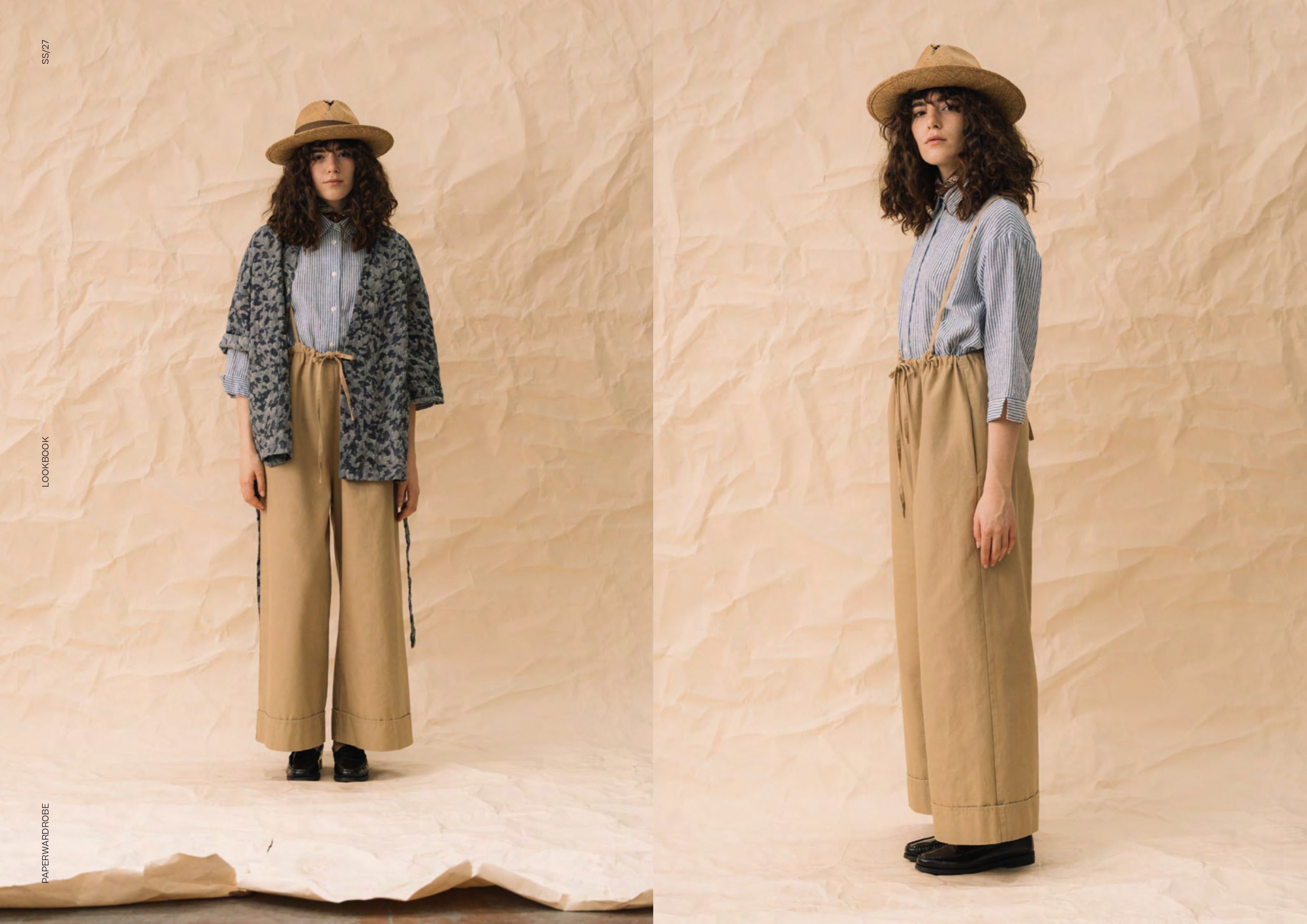 Deux femmes posent pour un lookbook,avec des pantalons beiges, chemises bleues, chapeaux