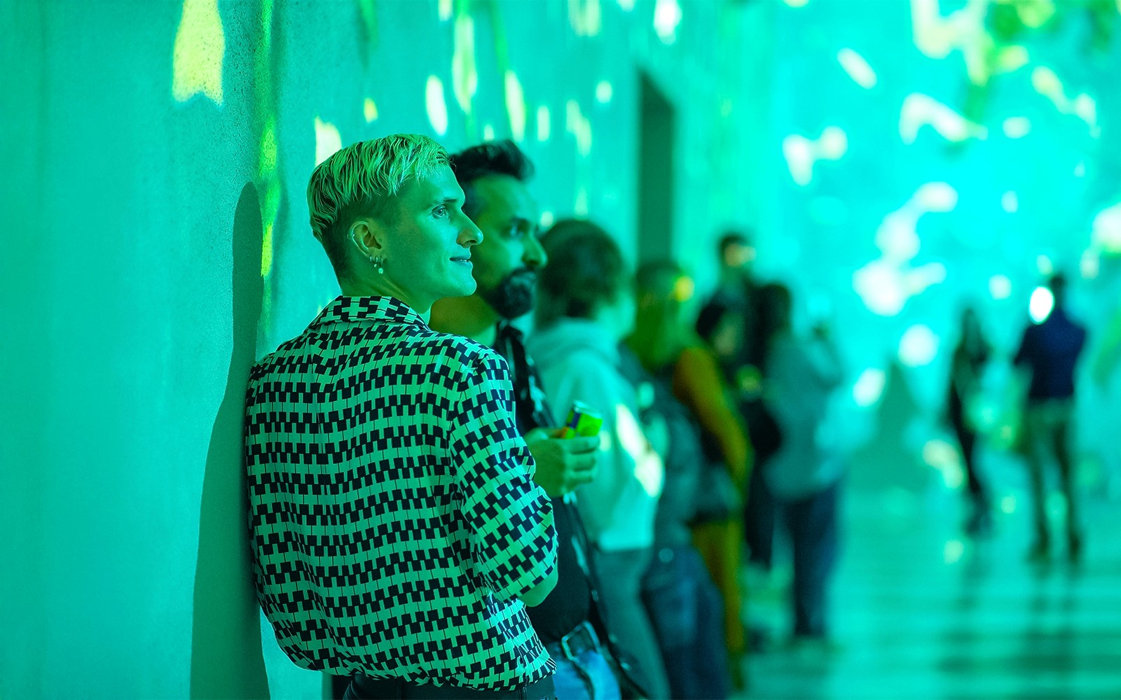 Pengunjung menikmati paparan cahaya yang mendalam di acara Frameless Lates.