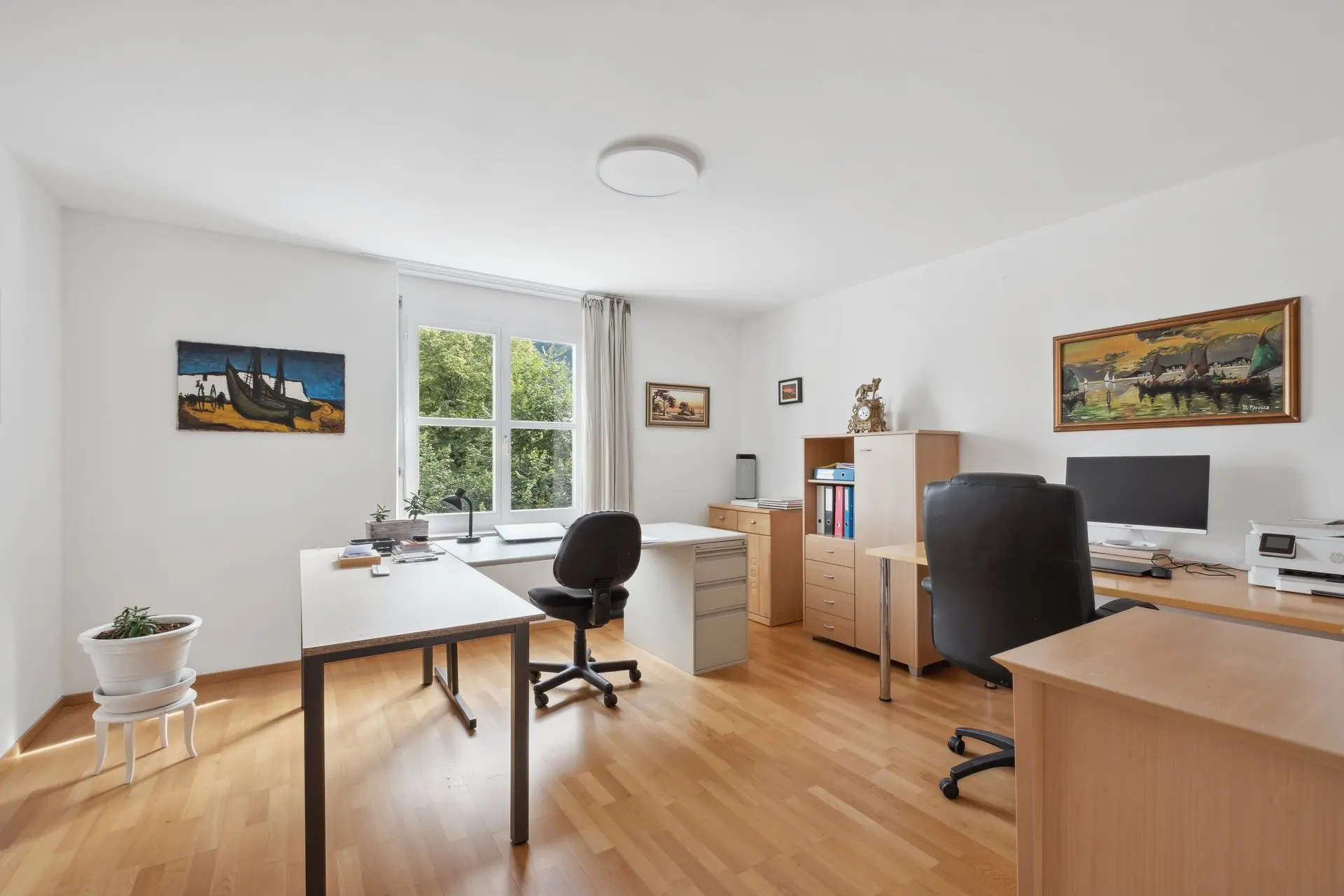 Modernes Homeoffice mit zwei Arbeitsplätzen und braunem Parkettboden