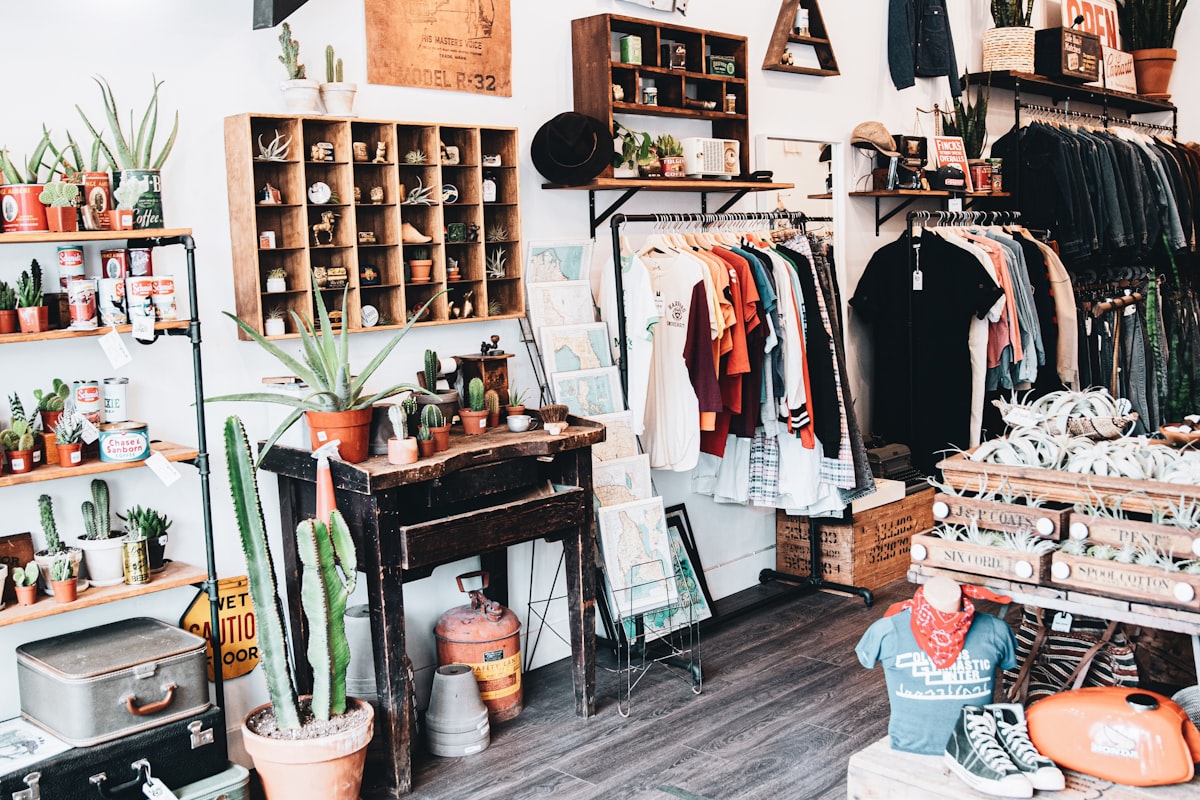 Tienda de ropa desordenada por error de merchandising