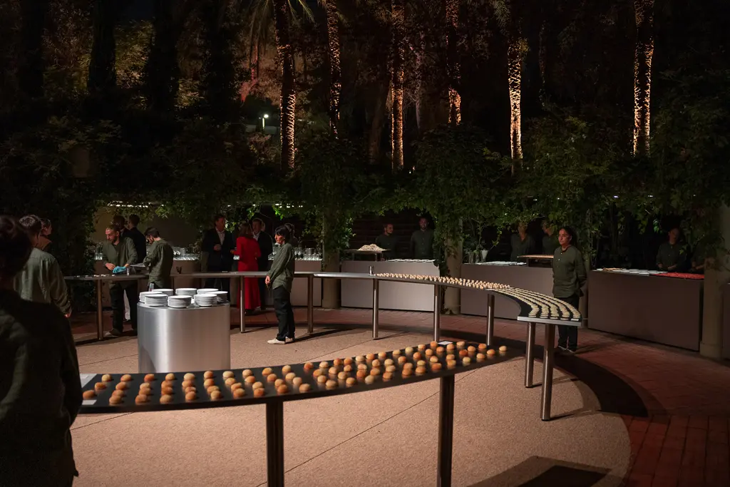 mesa con canapes encima