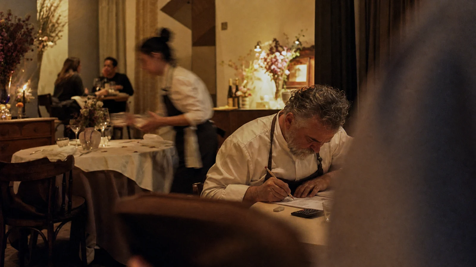 Ristoratore rivede a matita la colonna dei prezzi del nuovo menu a sala chiusa