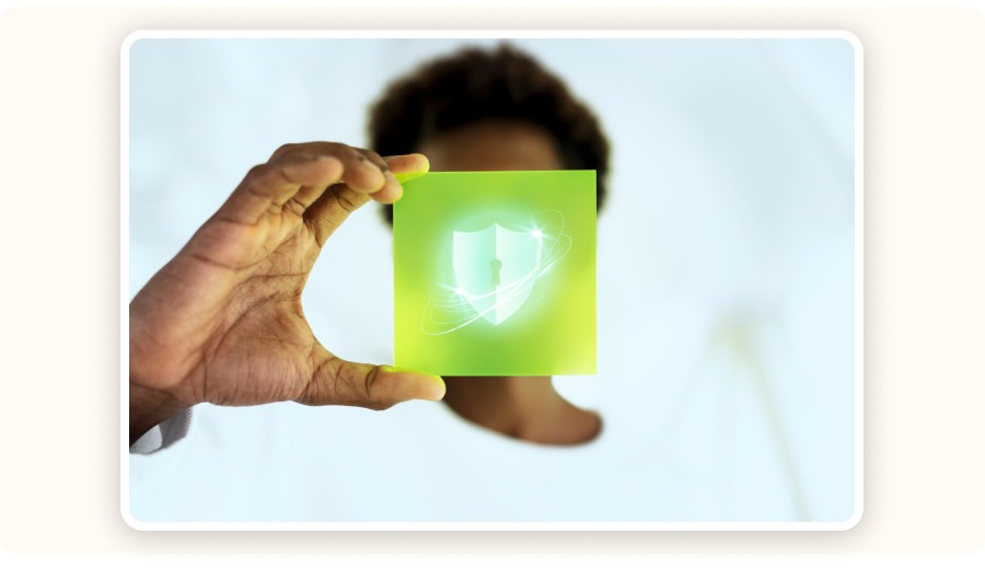 Main tenant carte verte avec symbole bouclier sécurité numérique lumineux&nbsp;