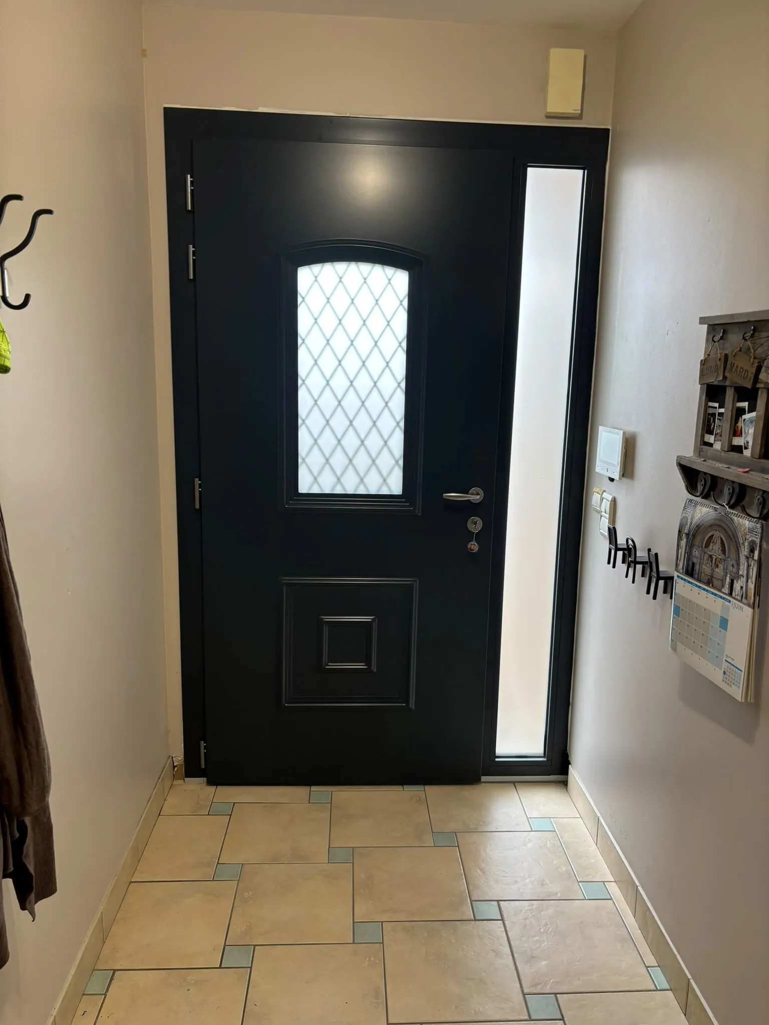 Porte d’entrée sombre vue depuis le hall — AFermetures