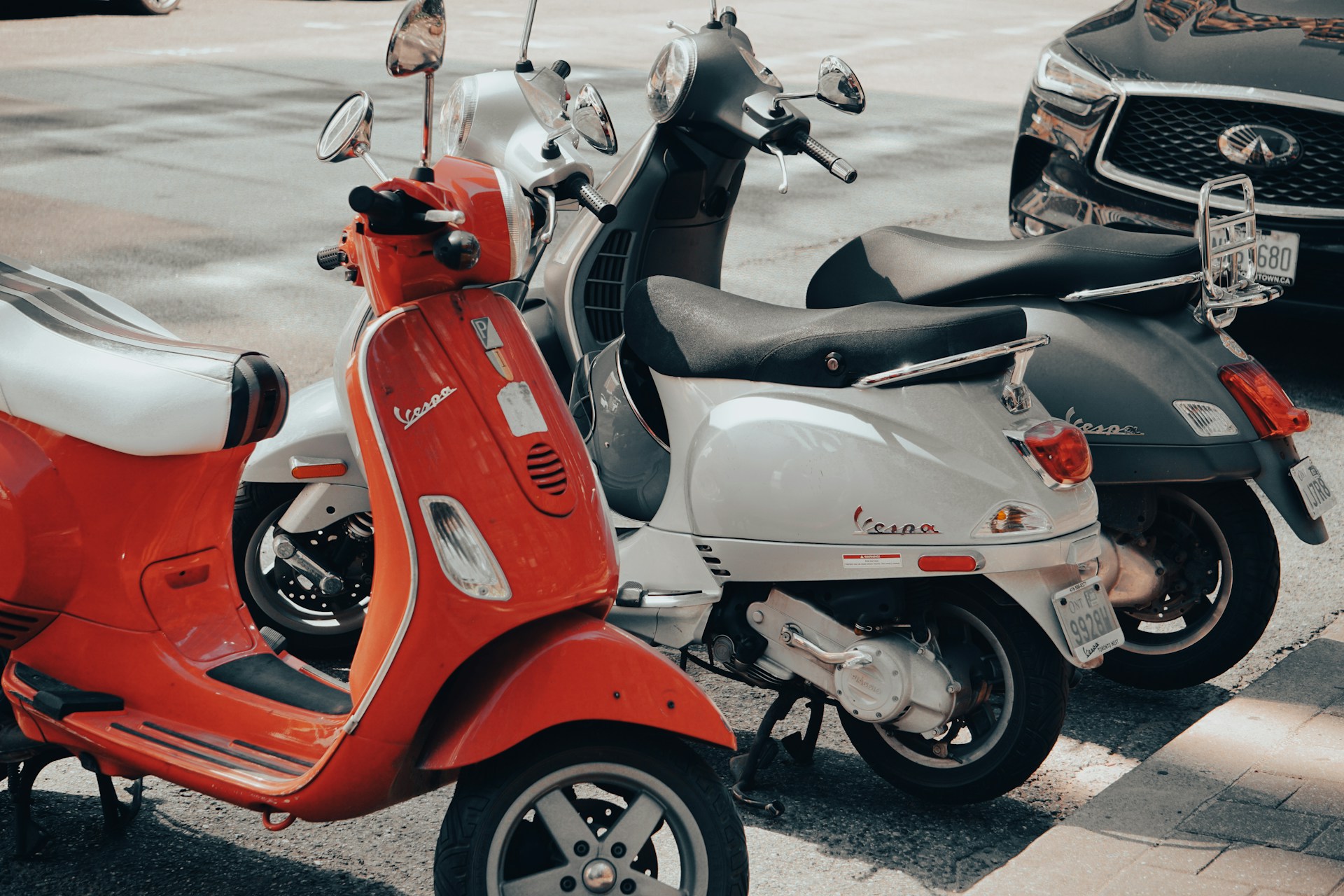 Vespas clásicas aparcadas en Murcia ciudad listas para contratar un seguro de ciclomotor Allianz