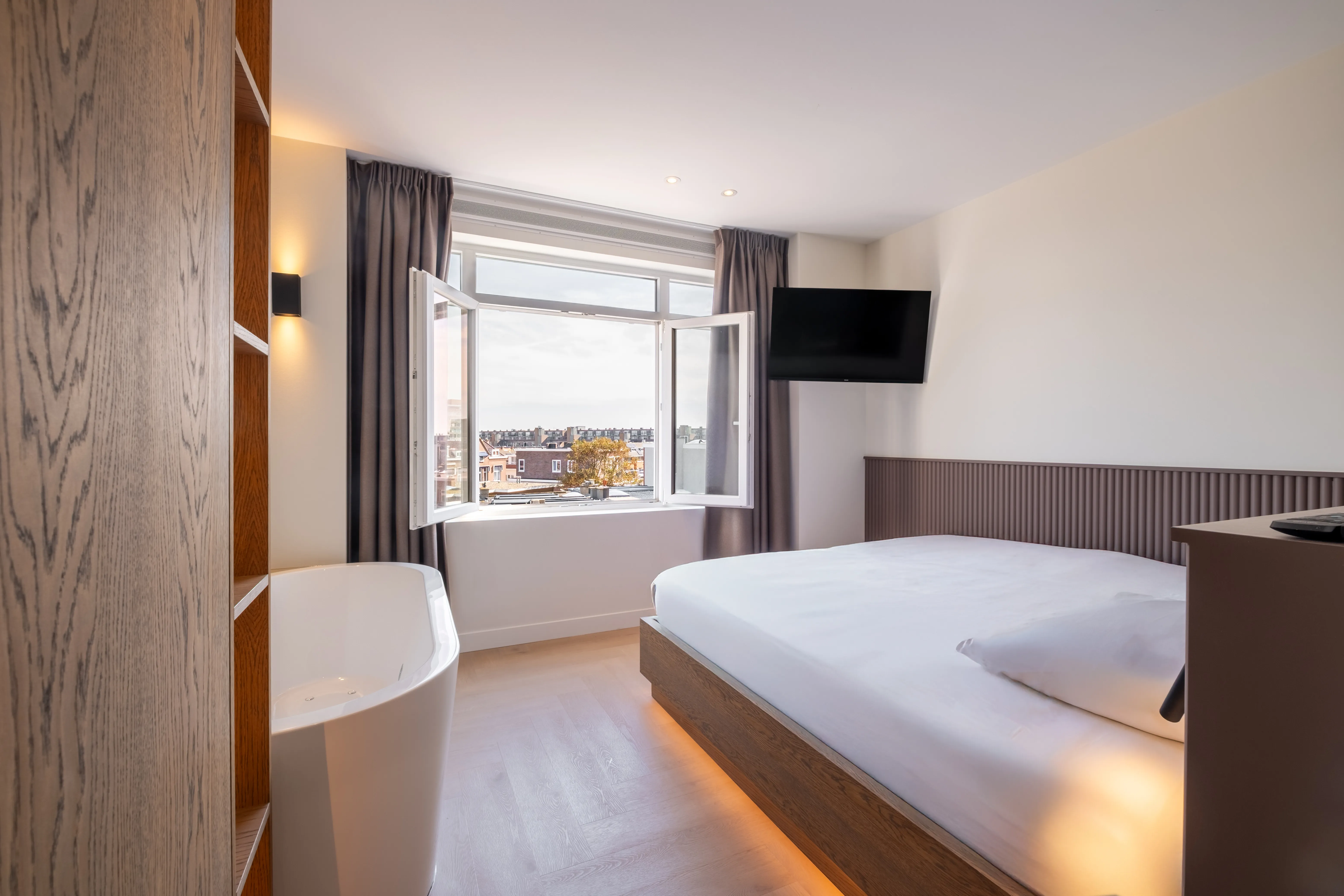 Kunststof kozijnen en draaikiepraam in gerenoveerde hotelkamer in Scheveningen