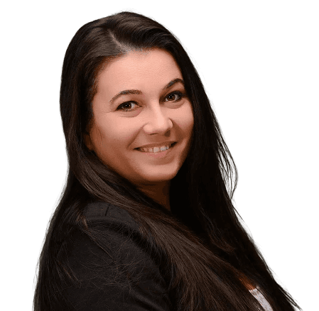 Nő portréja fekete blézerben, oldalt fordulva, hosszú barna hajjal.