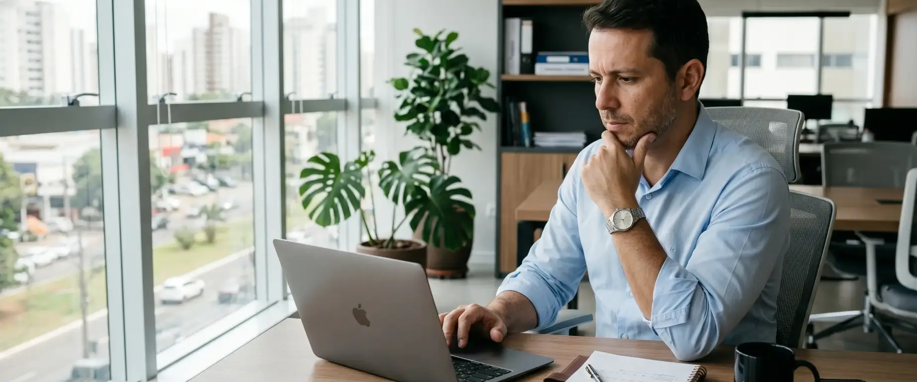 Empresario analisando dados da empresa