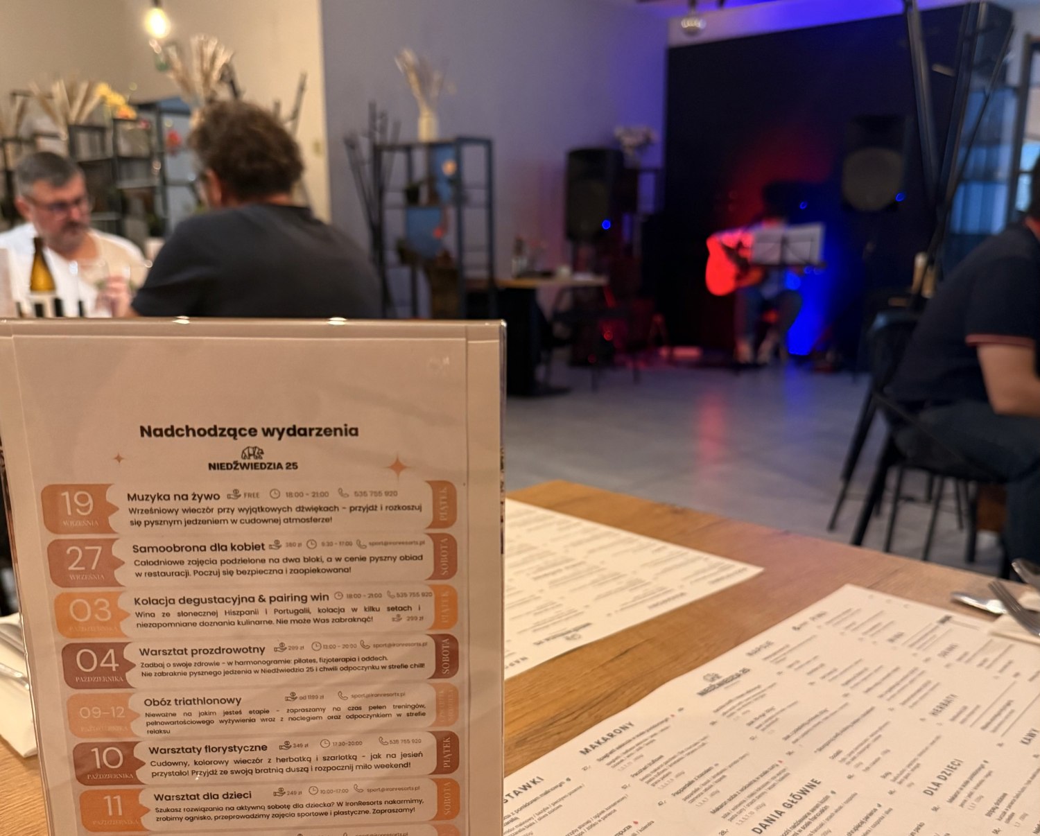Kolacja w restauracji Niedźwiedzia 25 z muzyką na żywo – lista wydarzeń i koncert w tle