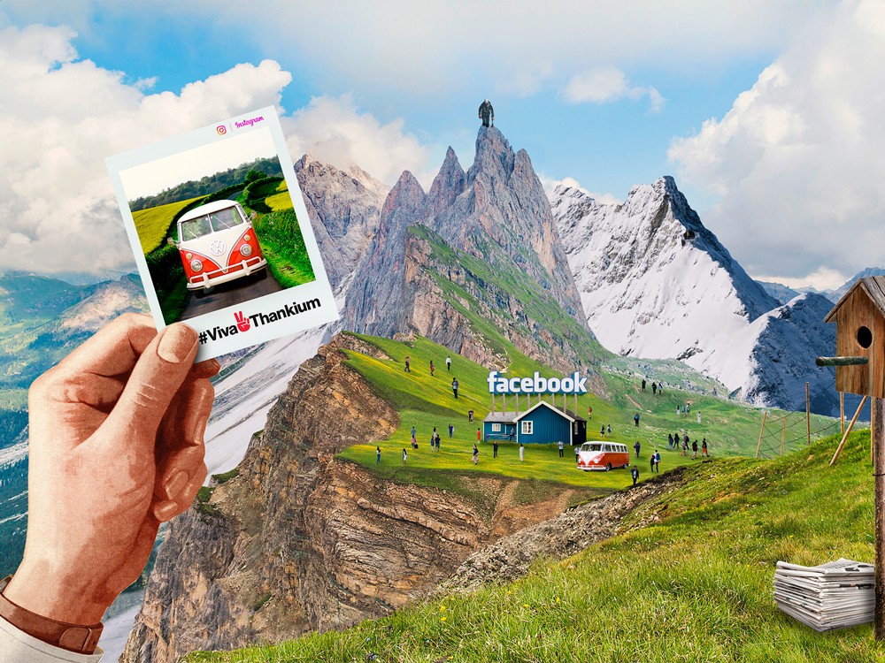 Montaña con casa de Facebook, personas, autobús Volkswagen, y postal en mano.