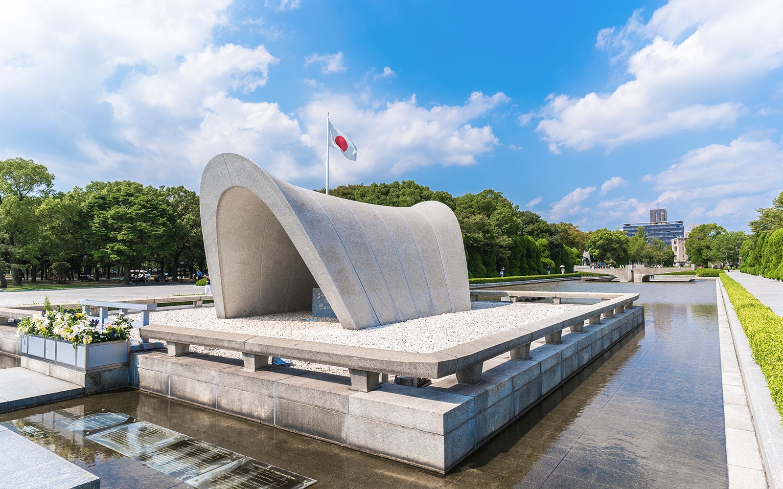 ہیروشیما امن یادگار پارک کا سینوٹاف، پس منظر میں جاپانی پرچم کے ساتھ۔