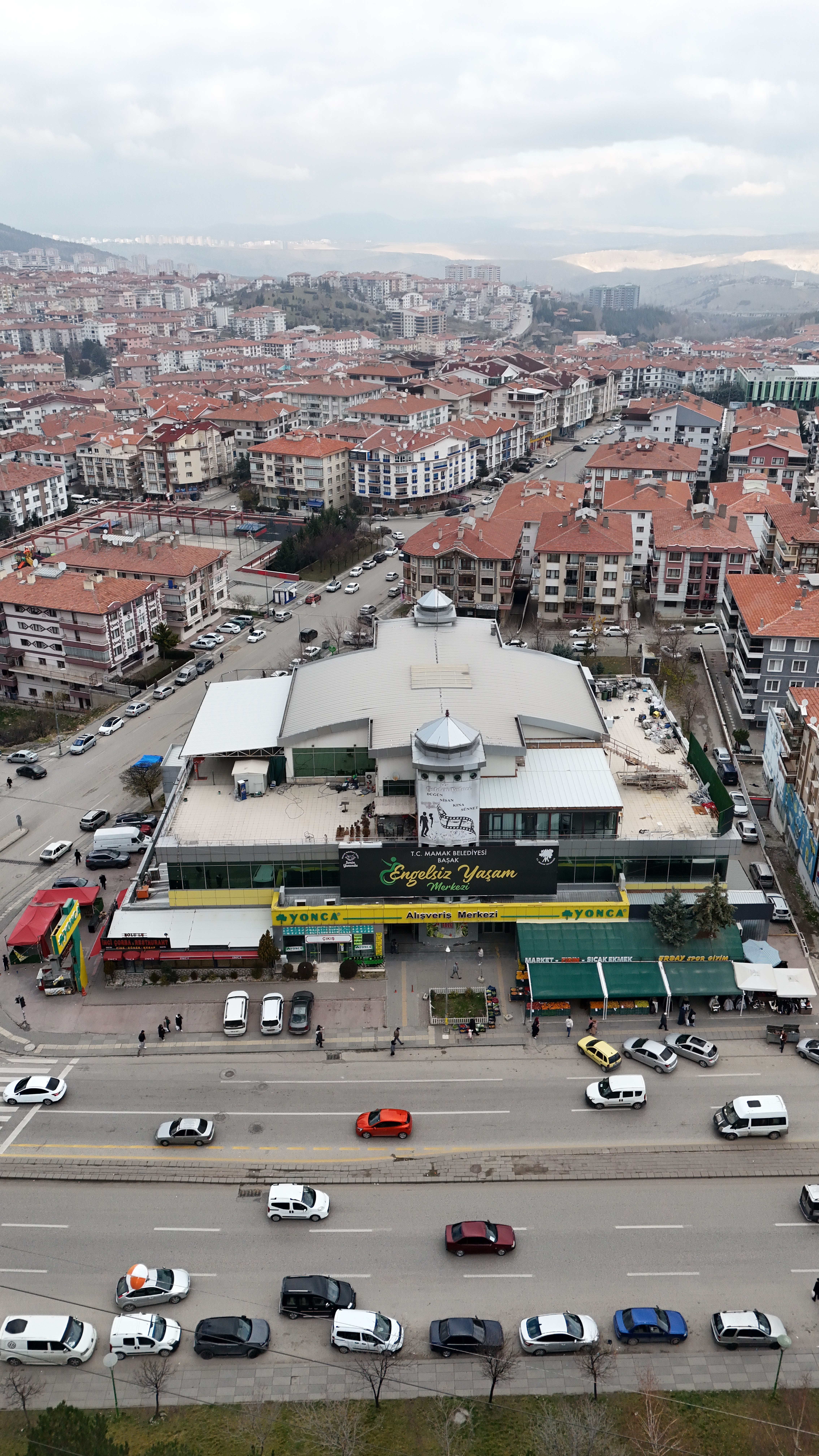 Başak Mahallesi’nde kolay ulaşım ve düzenli mağaza yapısıyla keyifli bir alışveriş deneyimi.