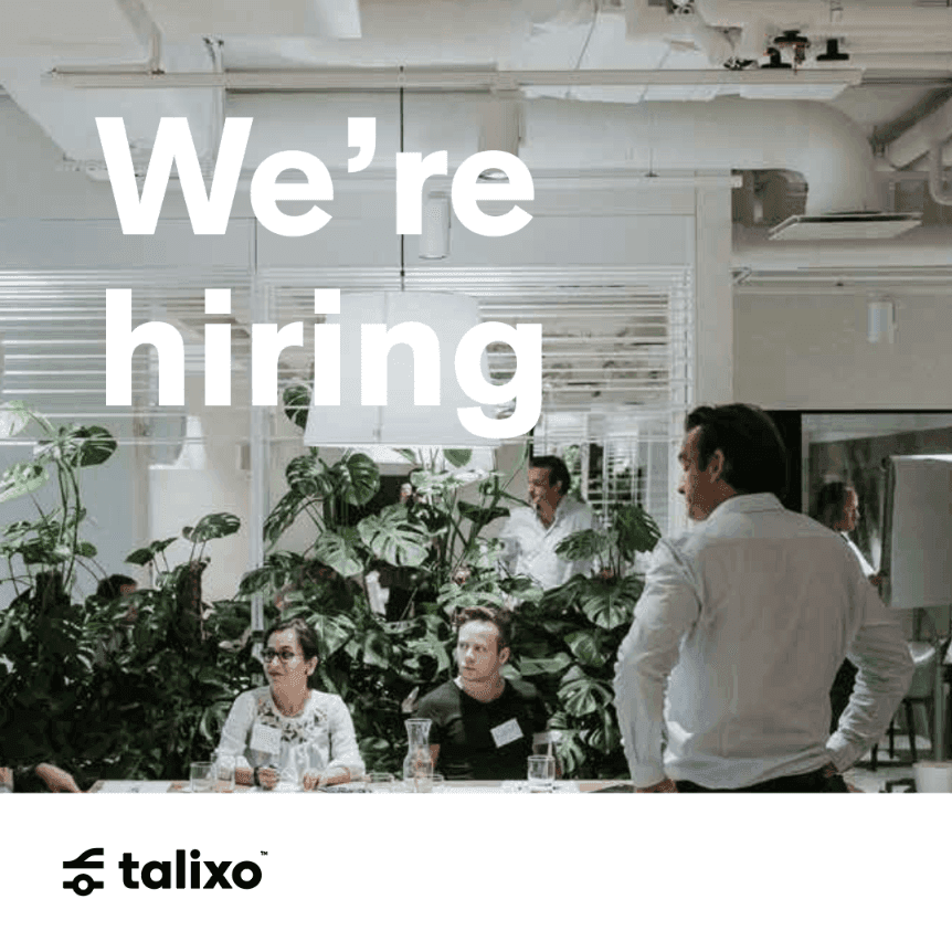Biały napis „We’re hiring” na zdjęciu spotkania w biurze pełnym roślin, pod spodem czarne logo Talixo na białym pasie
