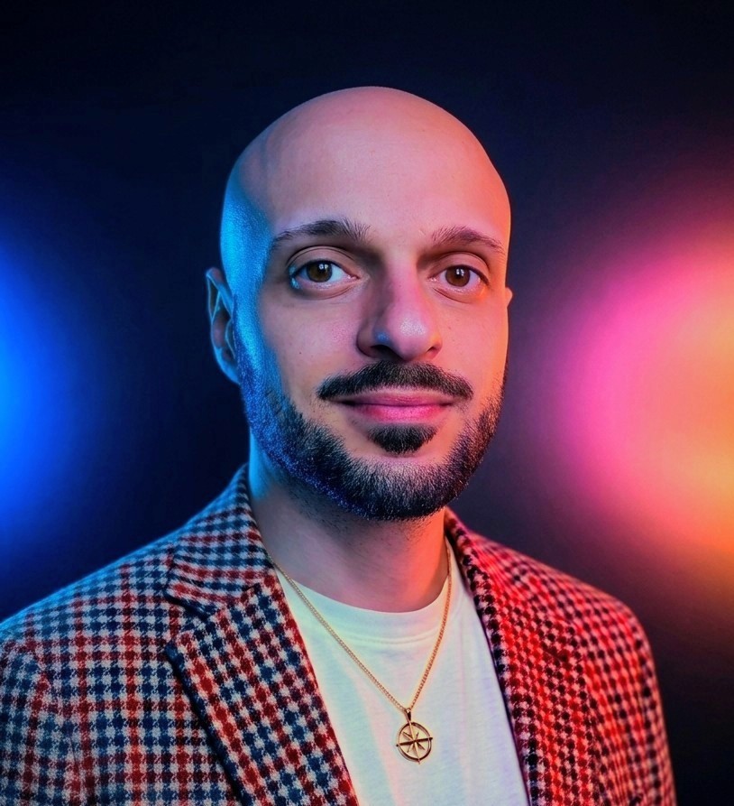Mathias SITBON--DEVE portrait. Crâne rasé habillé d'une chemise blanche et d'un blazer noir en velour doux.