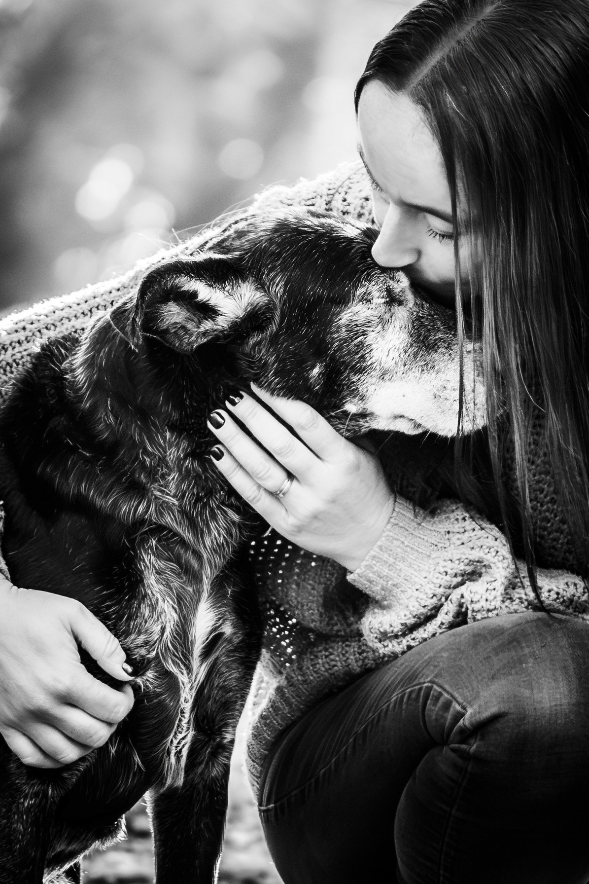 Perro con su dueña en un momento de amor