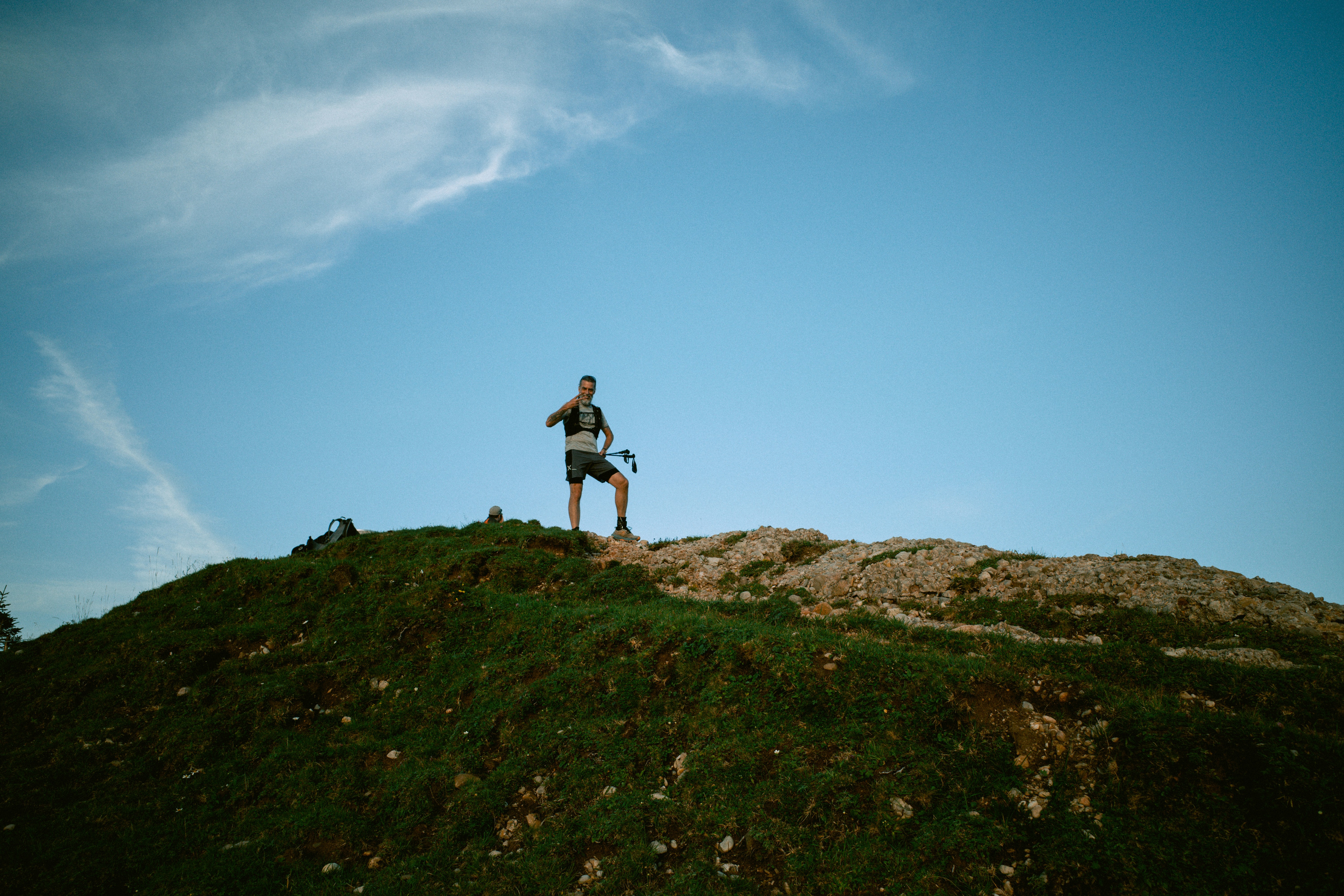 Bergrunner Andy von Bergling an einem Bergpanorama
