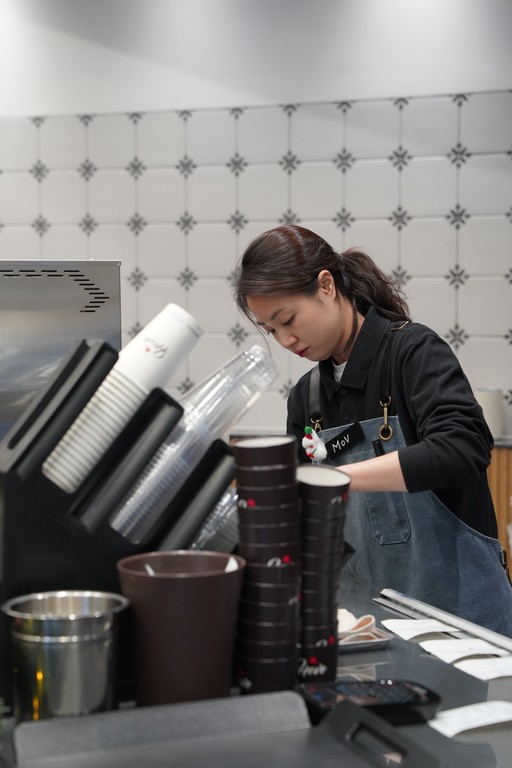 매니저가 음료를 제조하고 있는 사진
