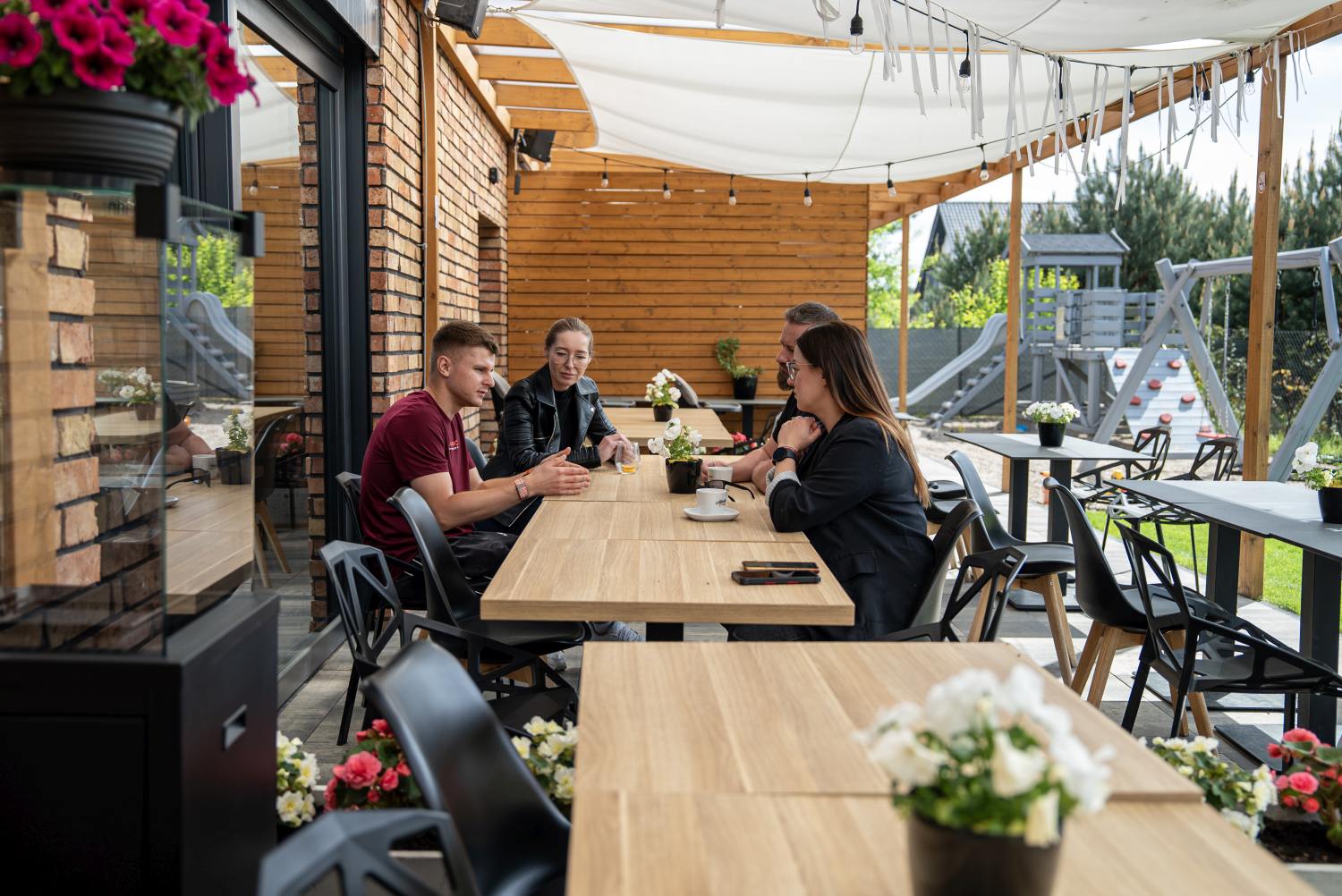 Networking podczas eventu szkoleniowego na tarasie Niedźwiedzia 25