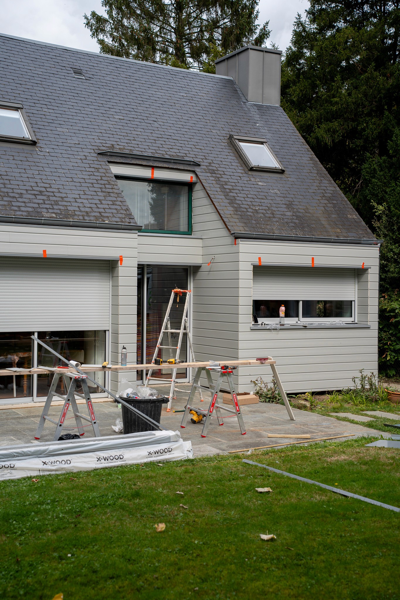 Rénovation de façade avec isolation extérieure et finition esthétique en bardage bois, réalisation AS Rénov