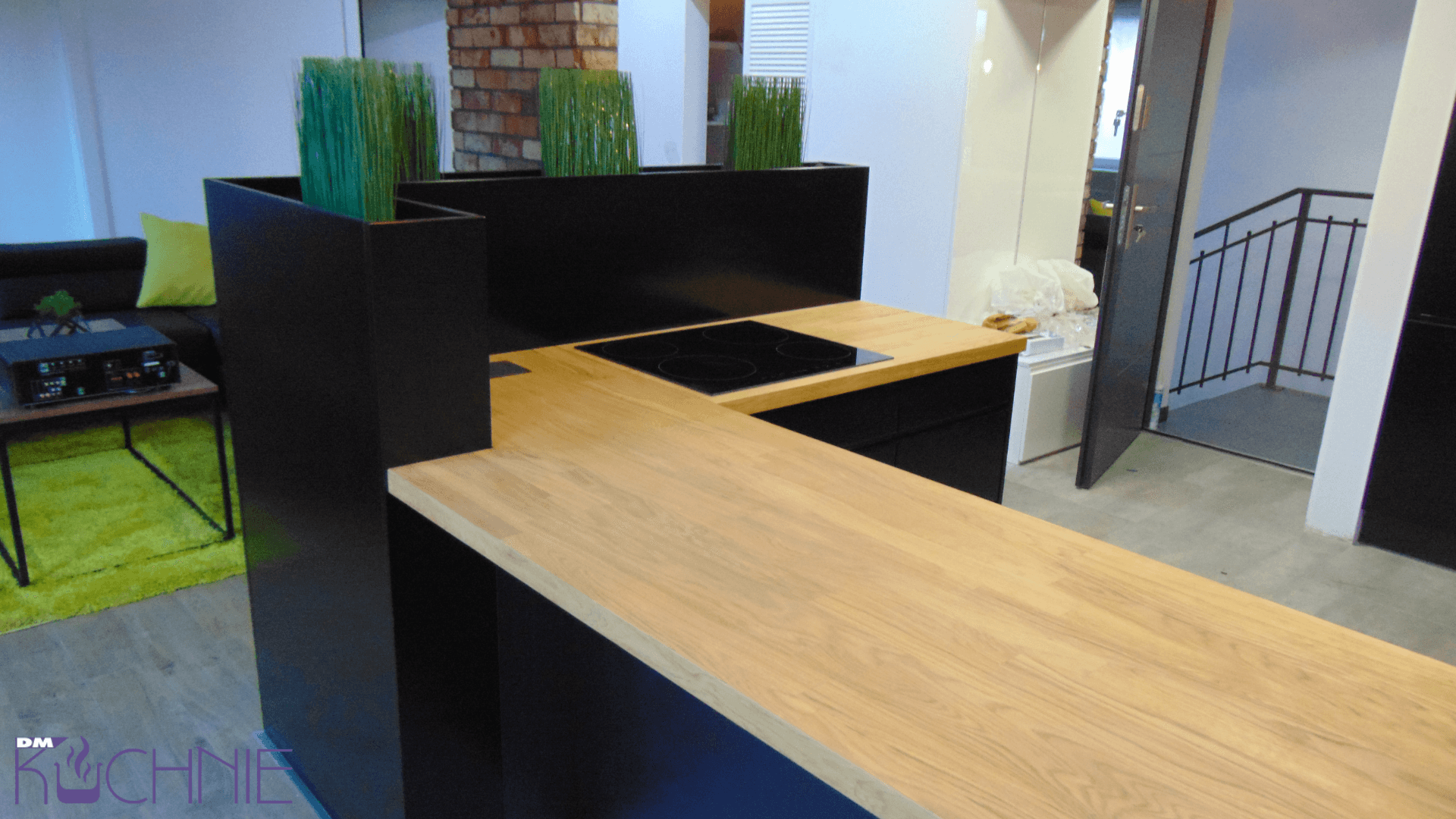 Kuchnia na zamówienie Warszawa – nowoczesna zabudowa z wyspą oddzielającą kuchnię od salonu