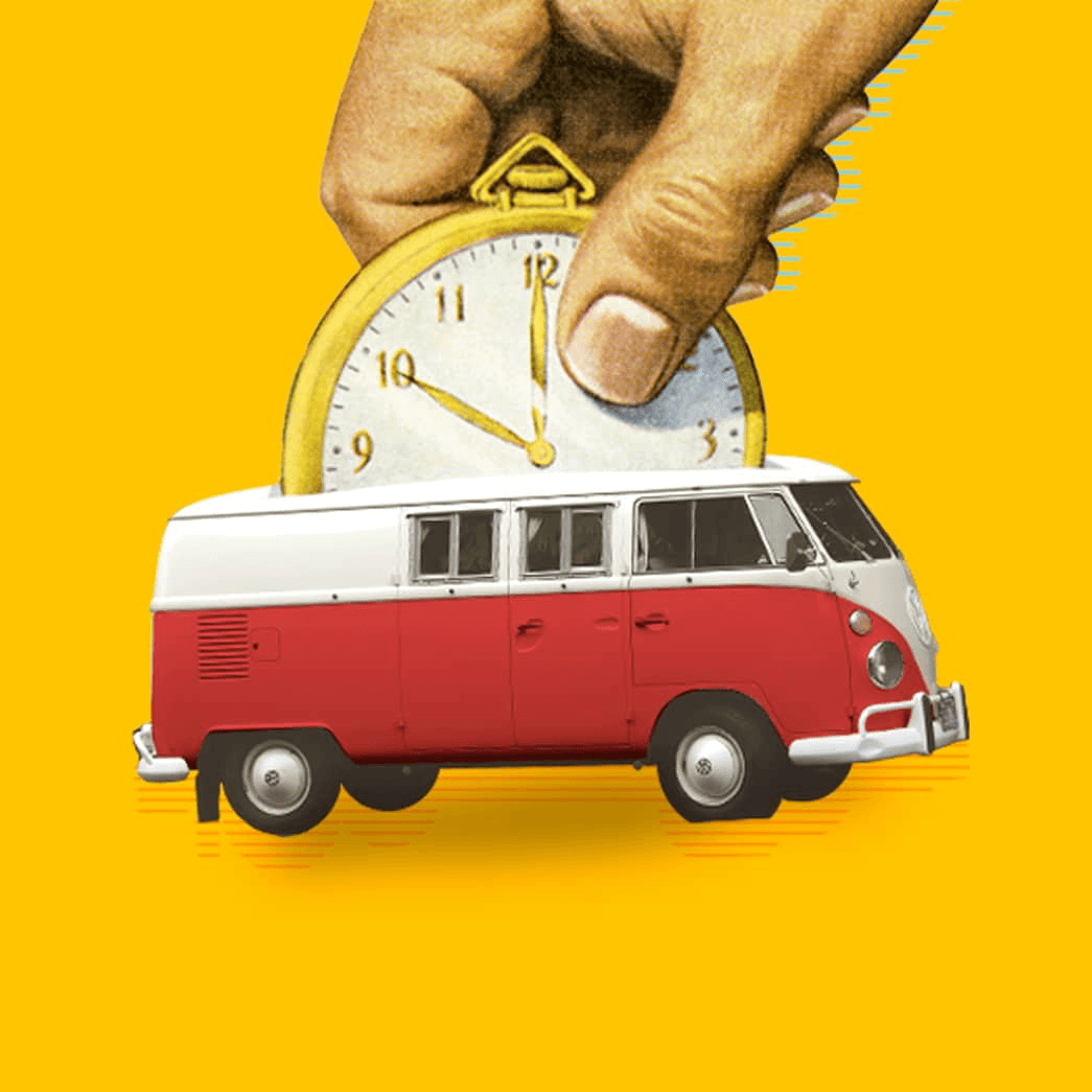 Furgoneta roja y reloj unidos en collage creativo sobre fondo amarillo.