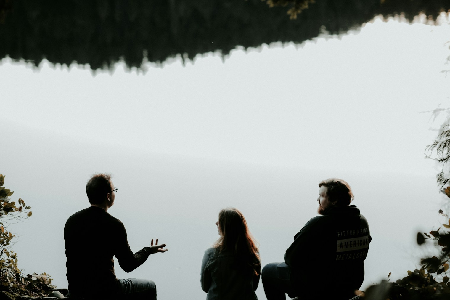 Mannen in gesprek buiten in de natuur