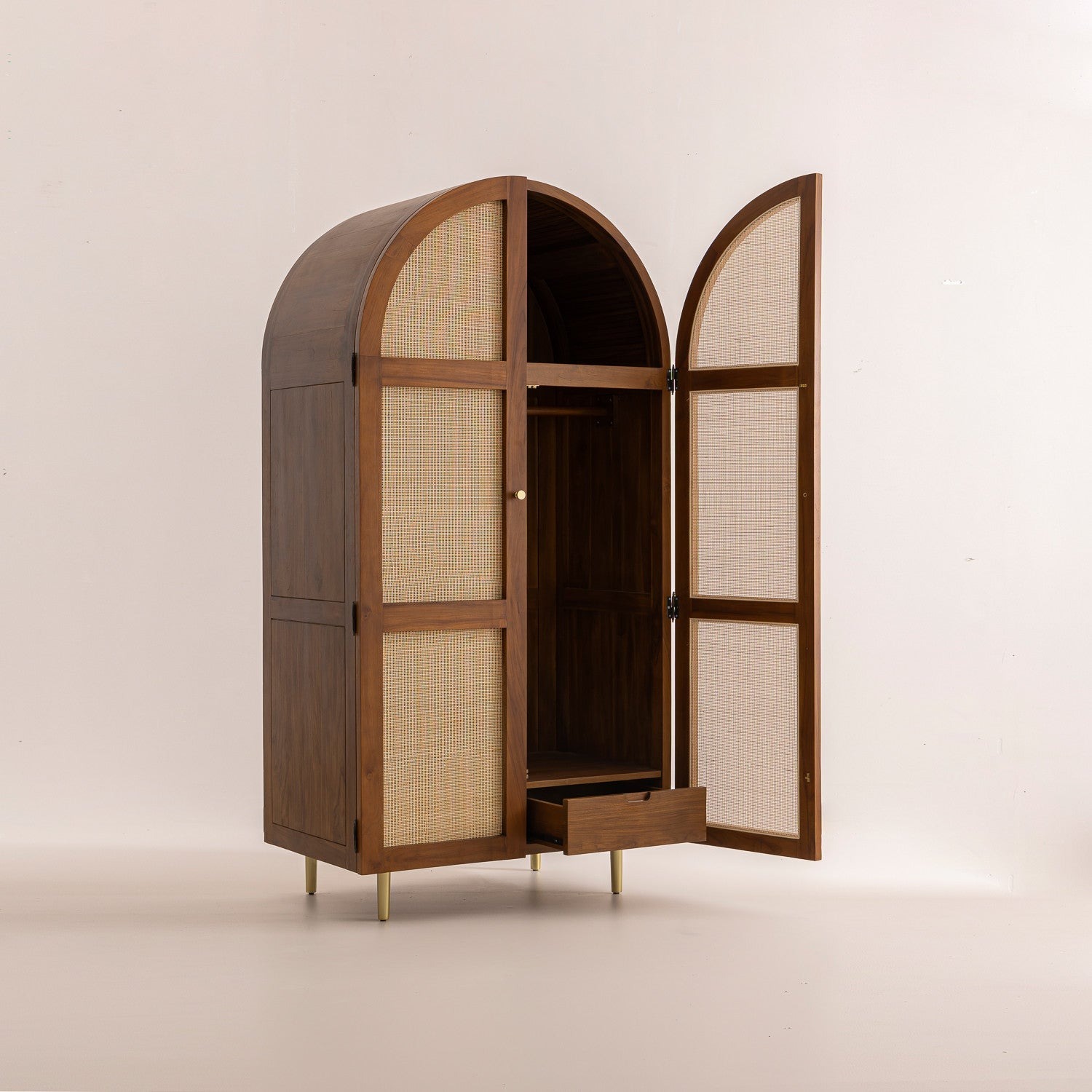 chaise en bois de teck sur fond gris