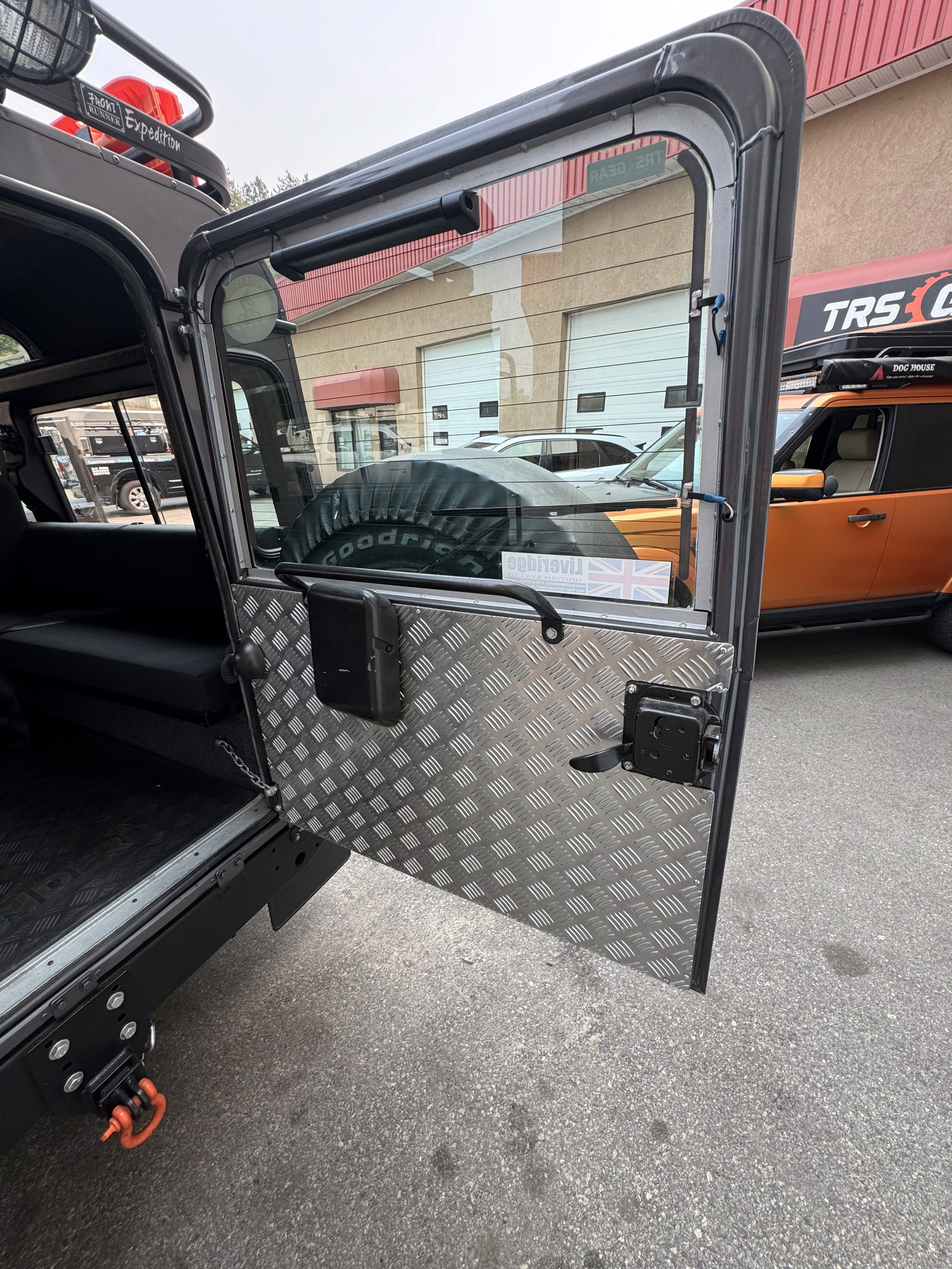 Land Rover Defender 110 photo 8
