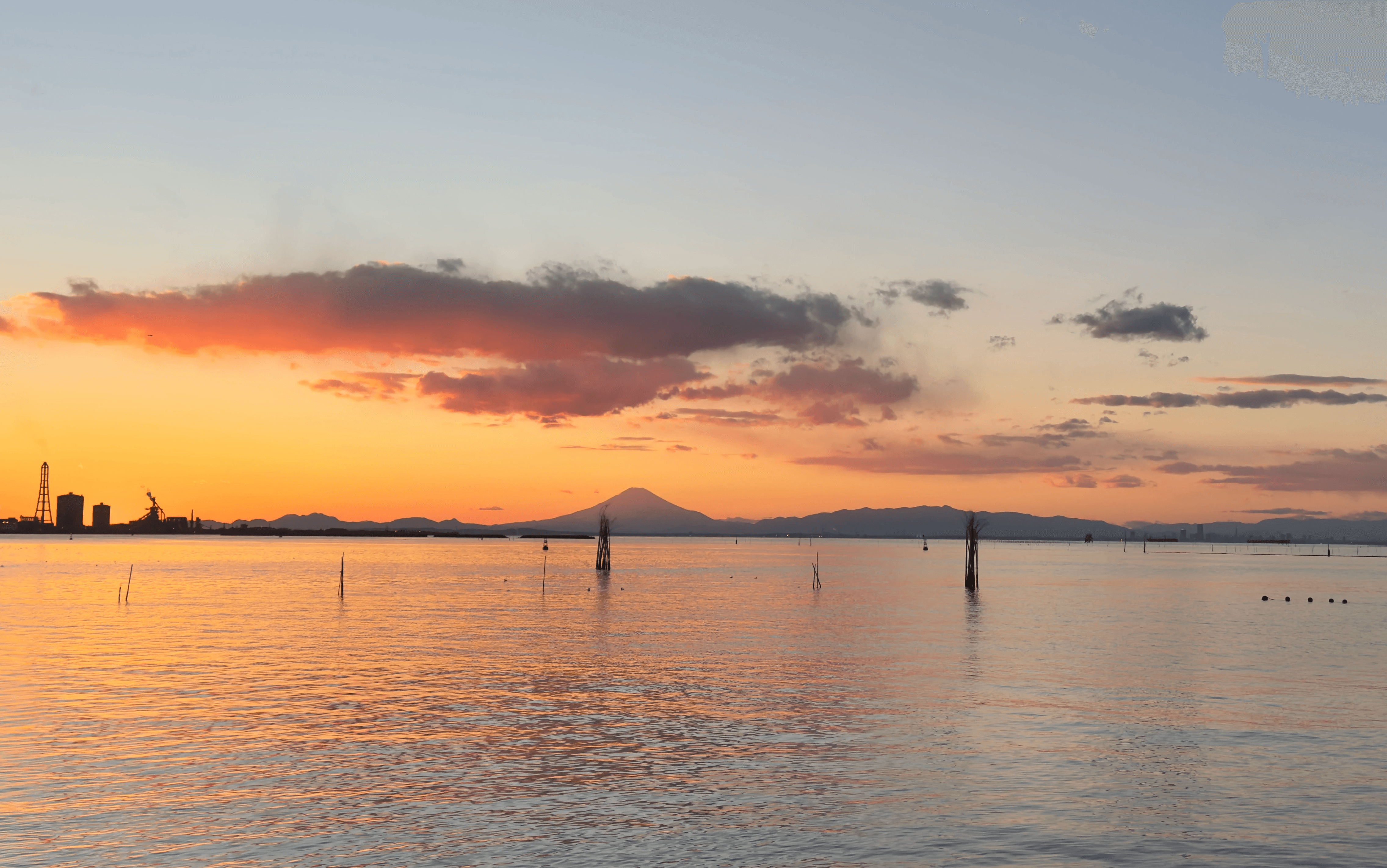 鳥居崎海浜公園から望む東京湾の夕景と遠くに見える富士山